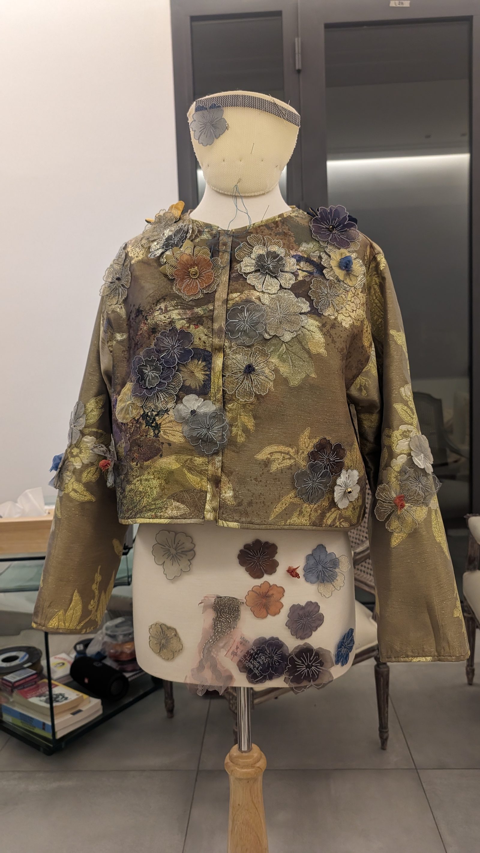 Gilet brocard avec fleurs imprimées 3D — Composition des fleurs sur le buste