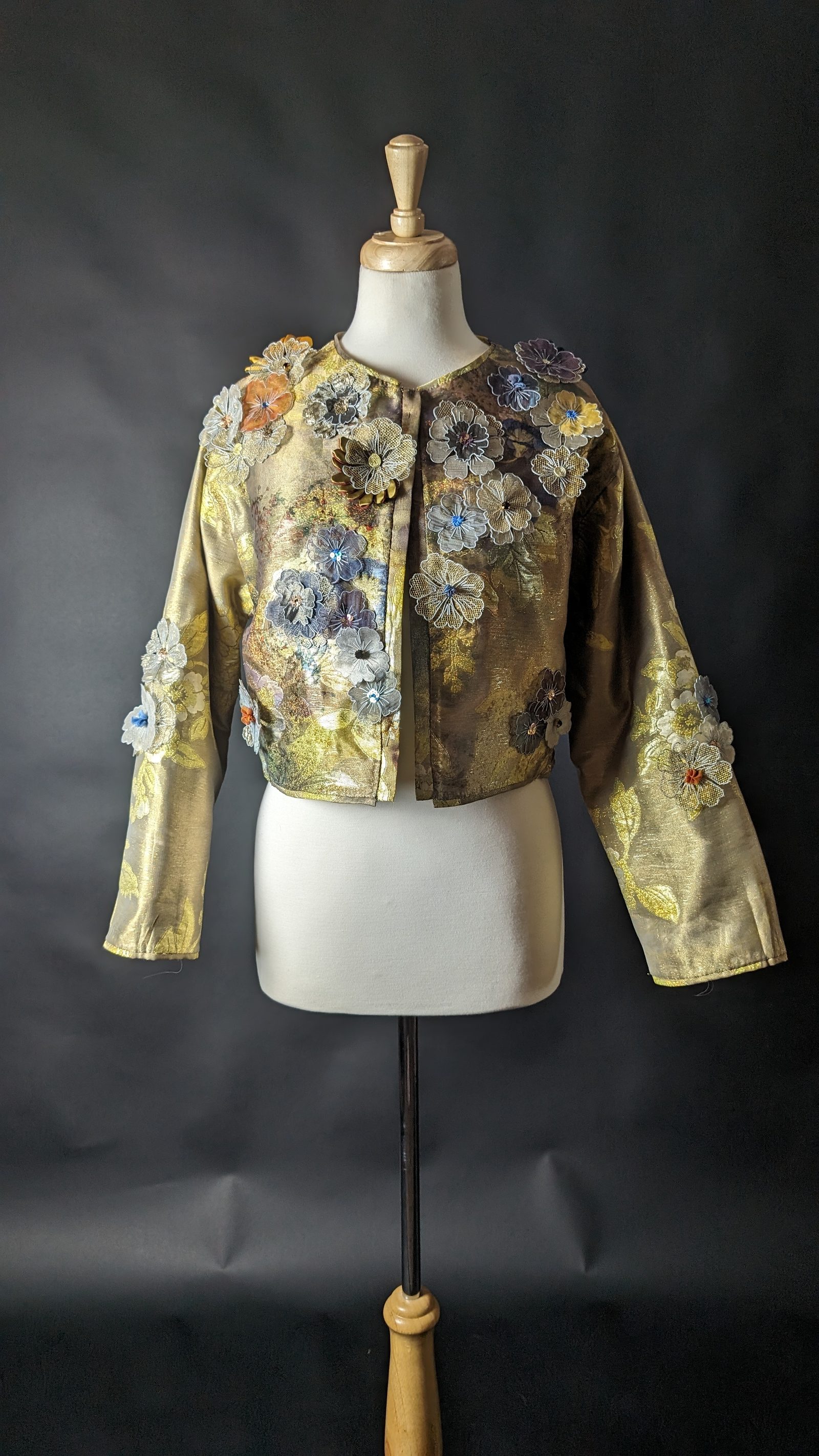 Gilet brocard avec fleurs imprimées 3D — Gilet finalisé, vue de face