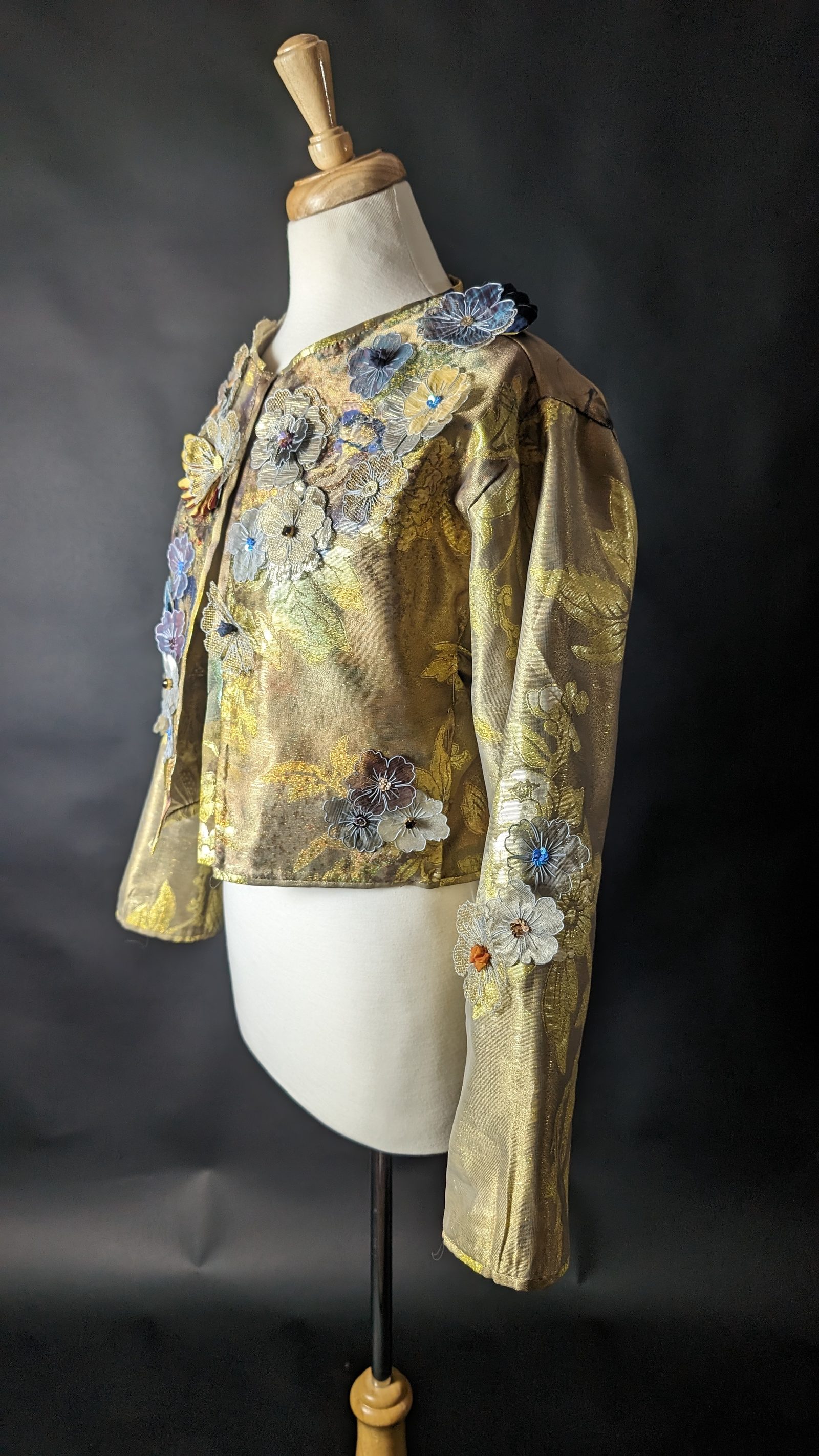 Gilet brocard avec fleurs imprimées 3D — Gilet finalisé — détail manche