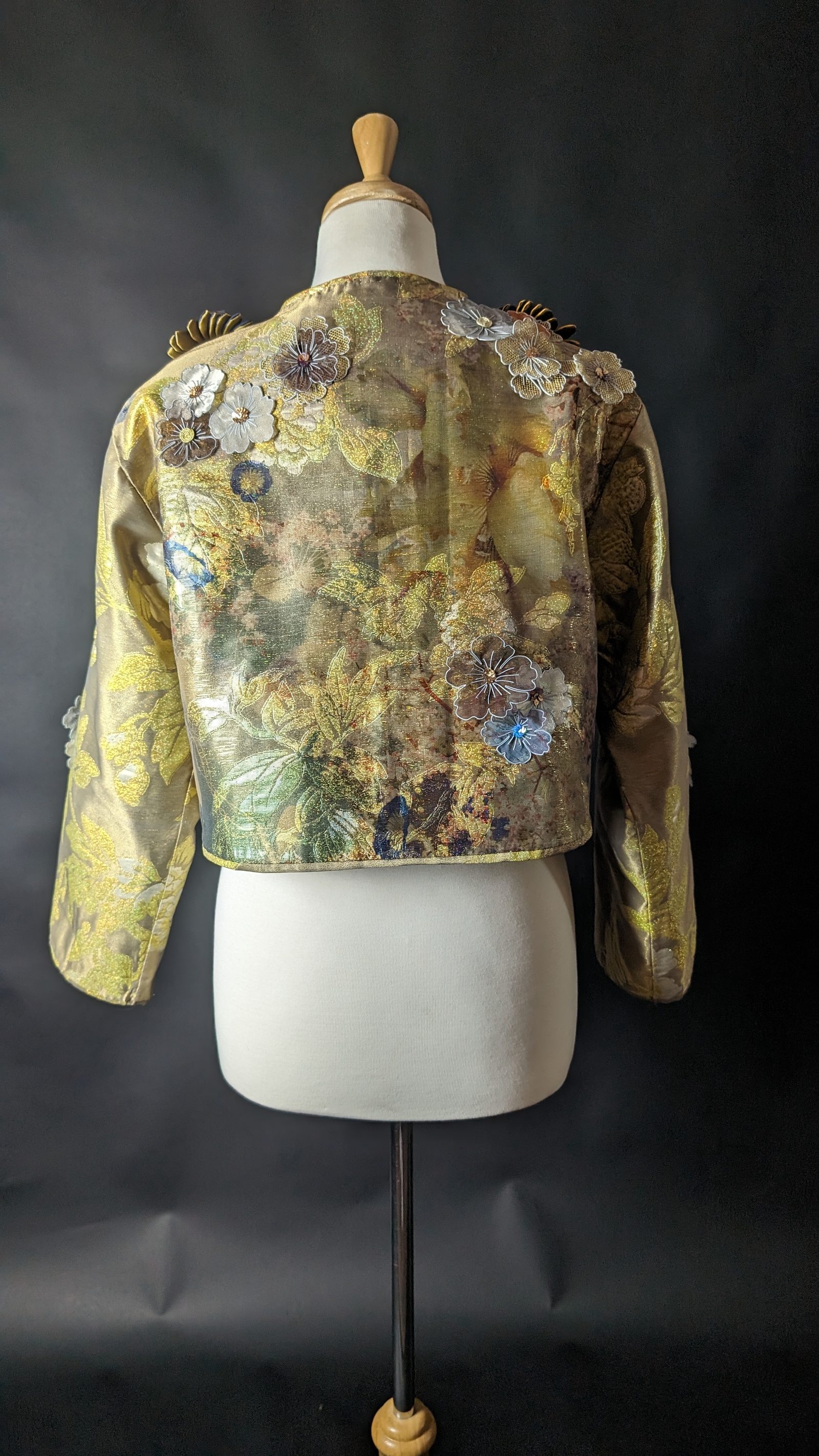 Gilet brocard avec fleurs imprimées 3D — Gilet finalisé — détail épaule