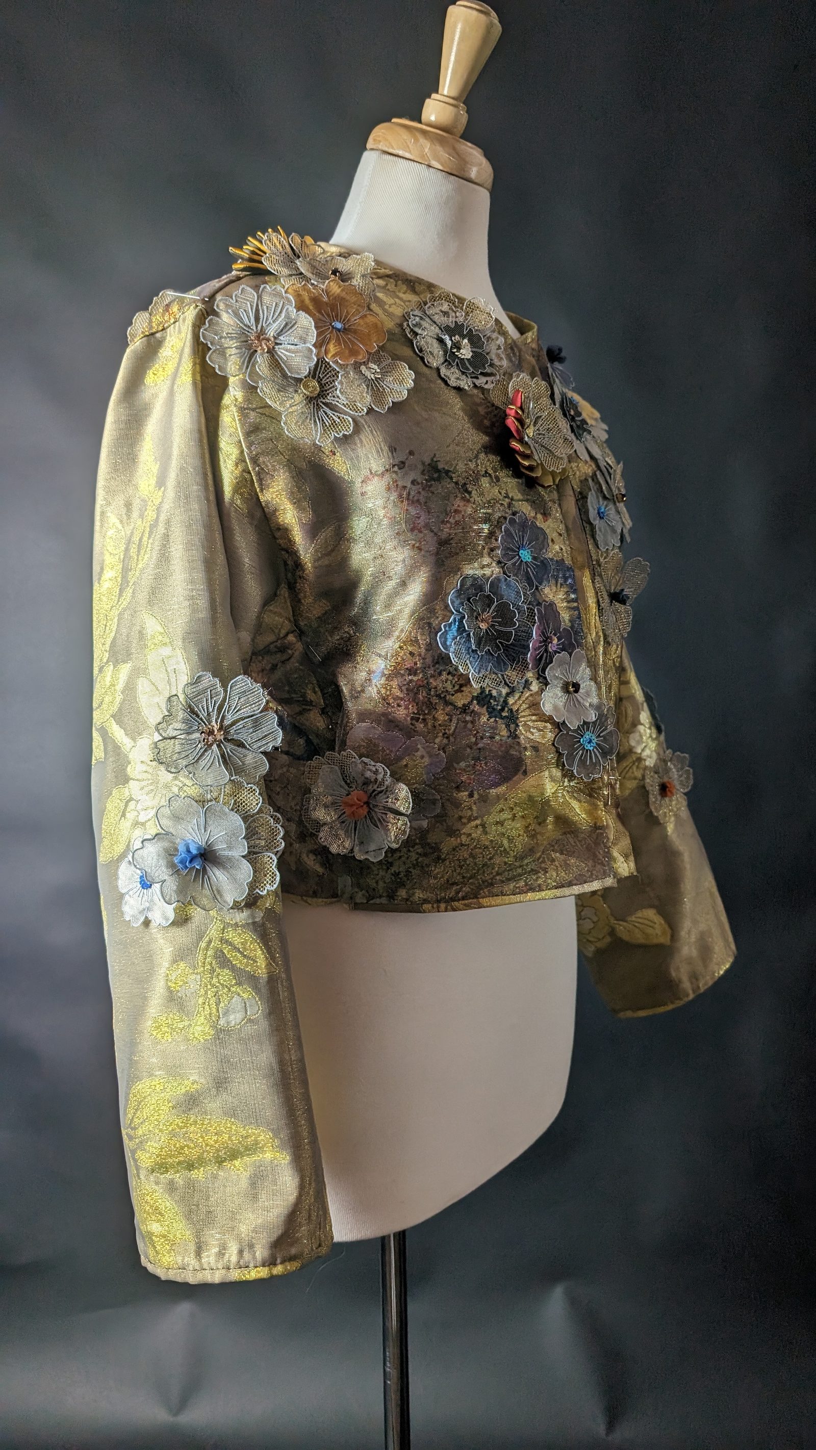 Gilet brocard avec fleurs imprimées 3D — Gilet finalisé — détail dos