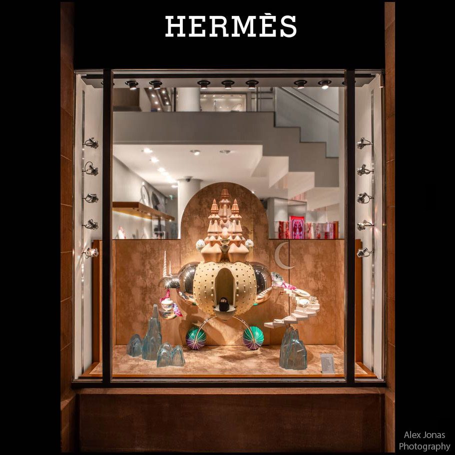 Vitrines Hermès France H19 — La vitrine du château, de nuit (photo Alex Jonas)