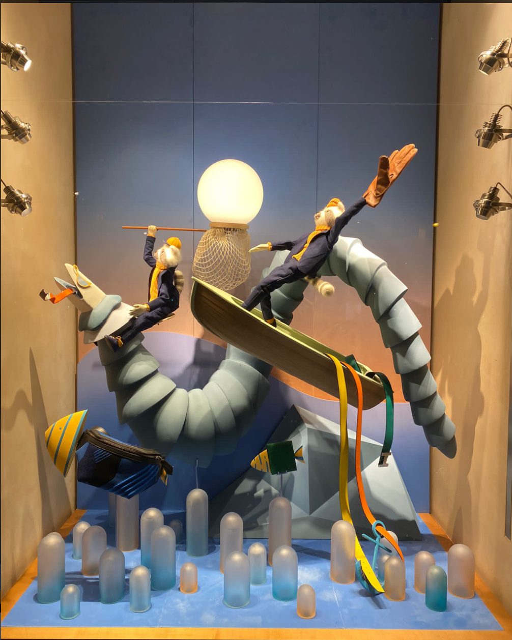 Vitrines Hermès France H21 — Vitrine finale — le dragon et ses cavaliers