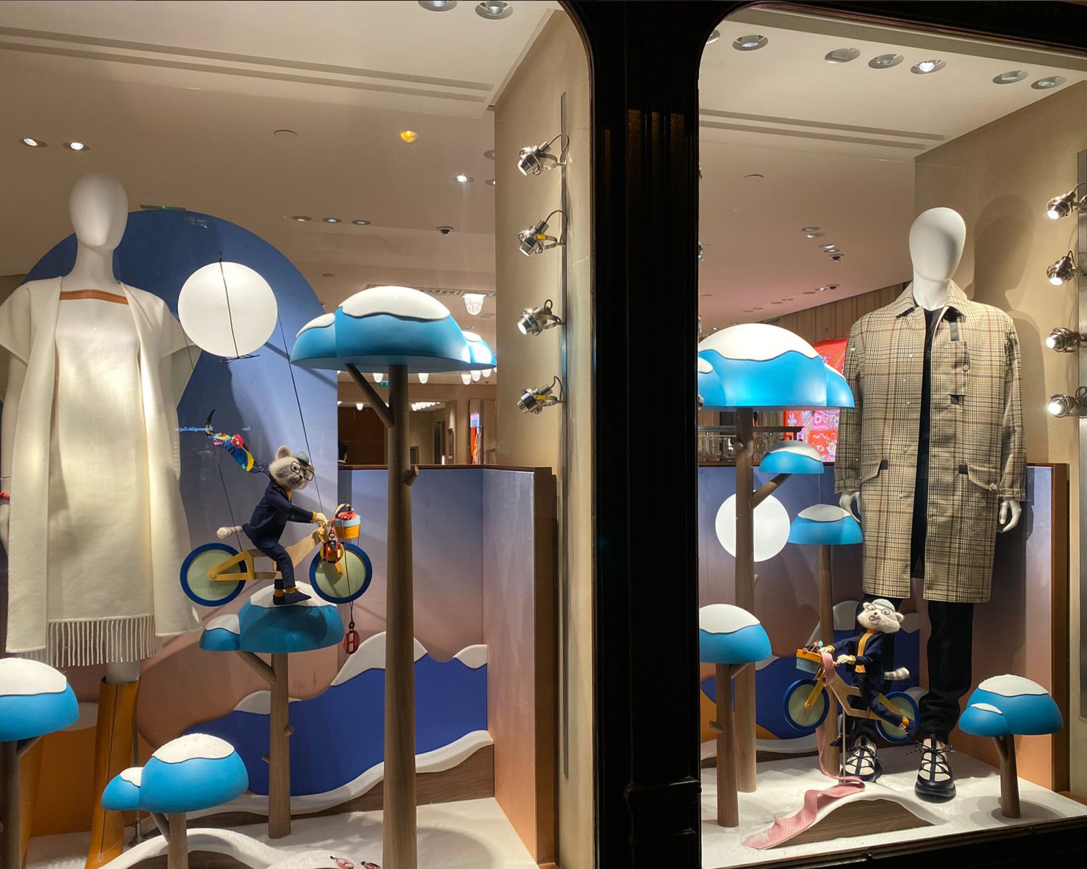 Vitrines Hermès France H21 — Vitrines finales, duo de mannequins sous les arbres aux nuages