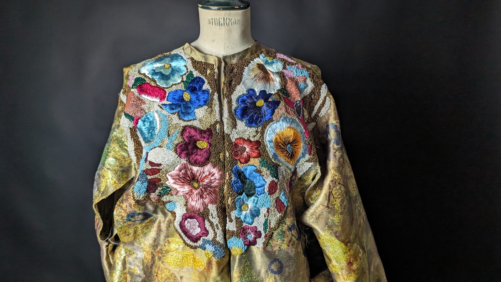 Kaftan brodées à partir d'image — Broderie florale, détail