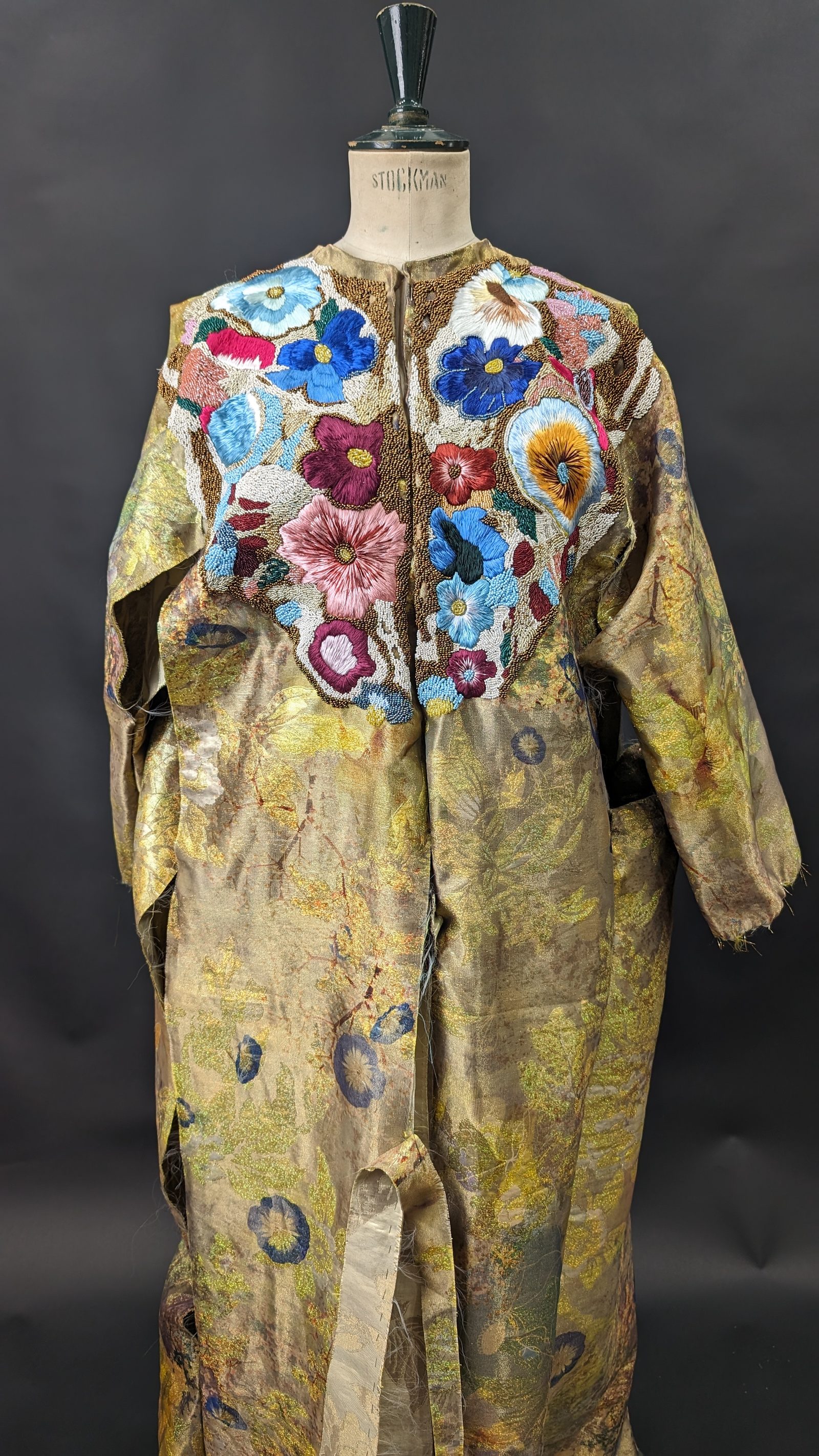 Kaftan brodées à partir d'image — Broderie florale — autre détail