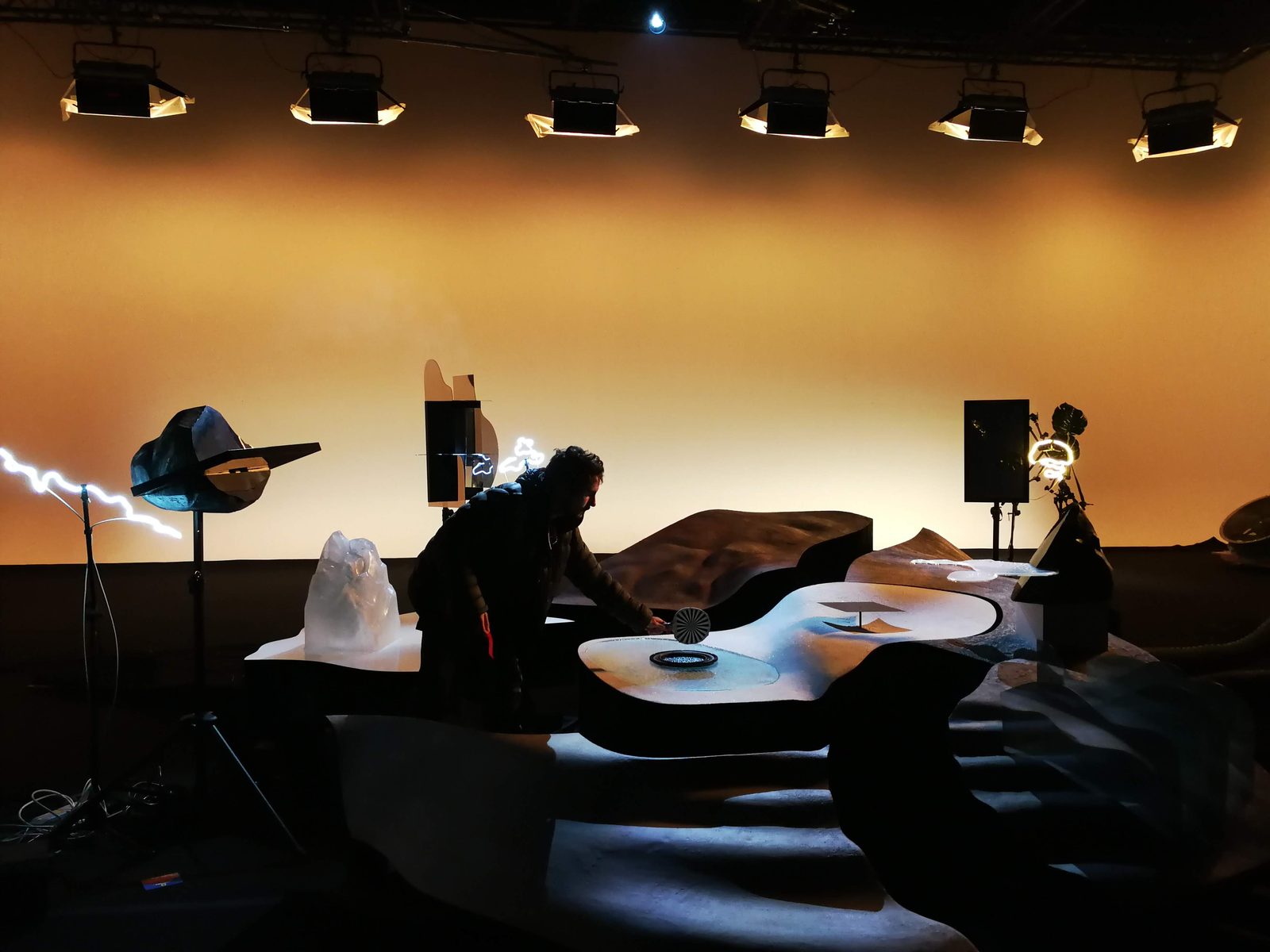 Set design — Mass, film de Pierre Pauze — Le plateau complet, lumière orange
