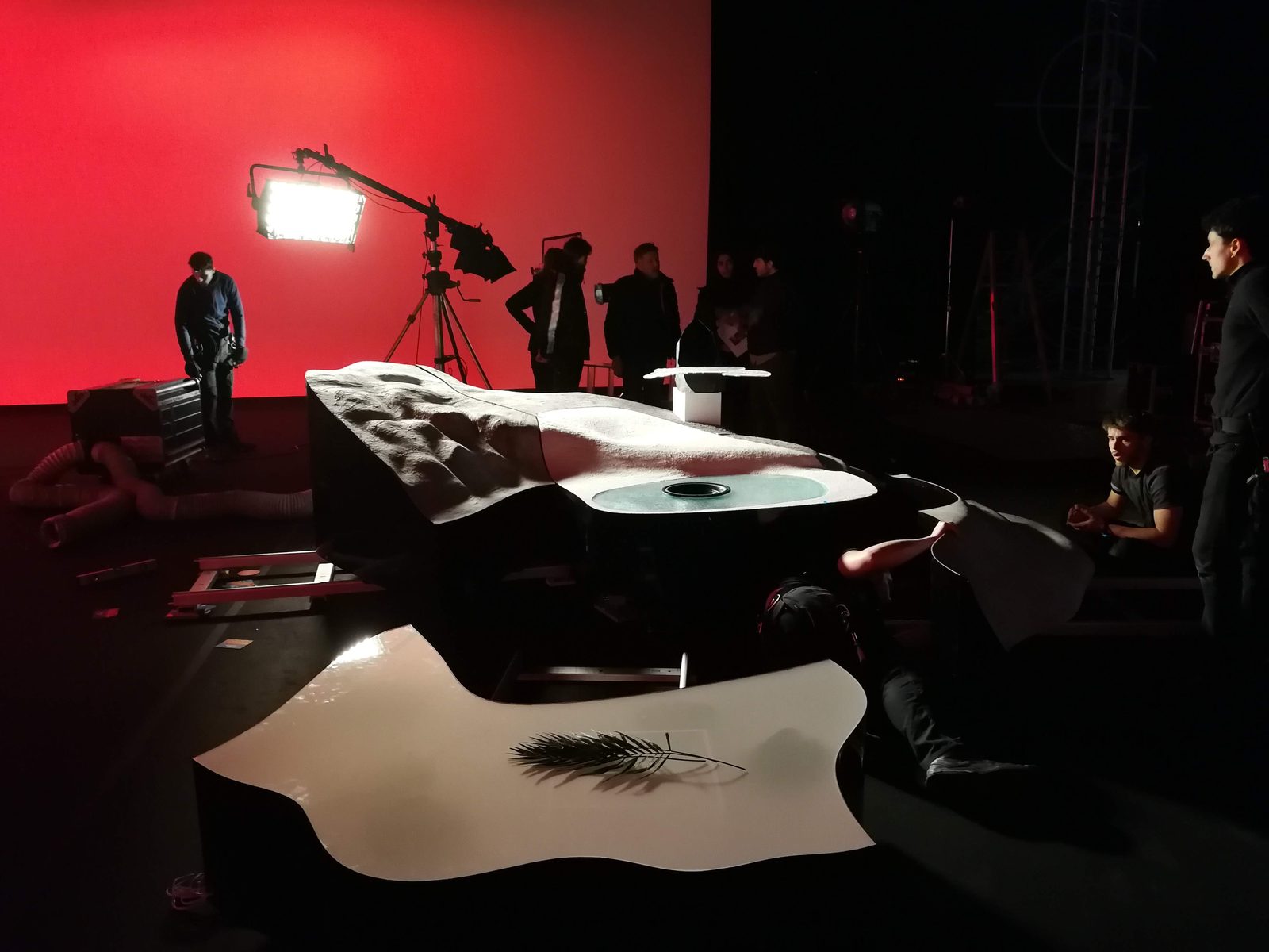 Set design — Mass, film de Pierre Pauze — Le décor sur le plateau de tournage, sous la lumière rouge