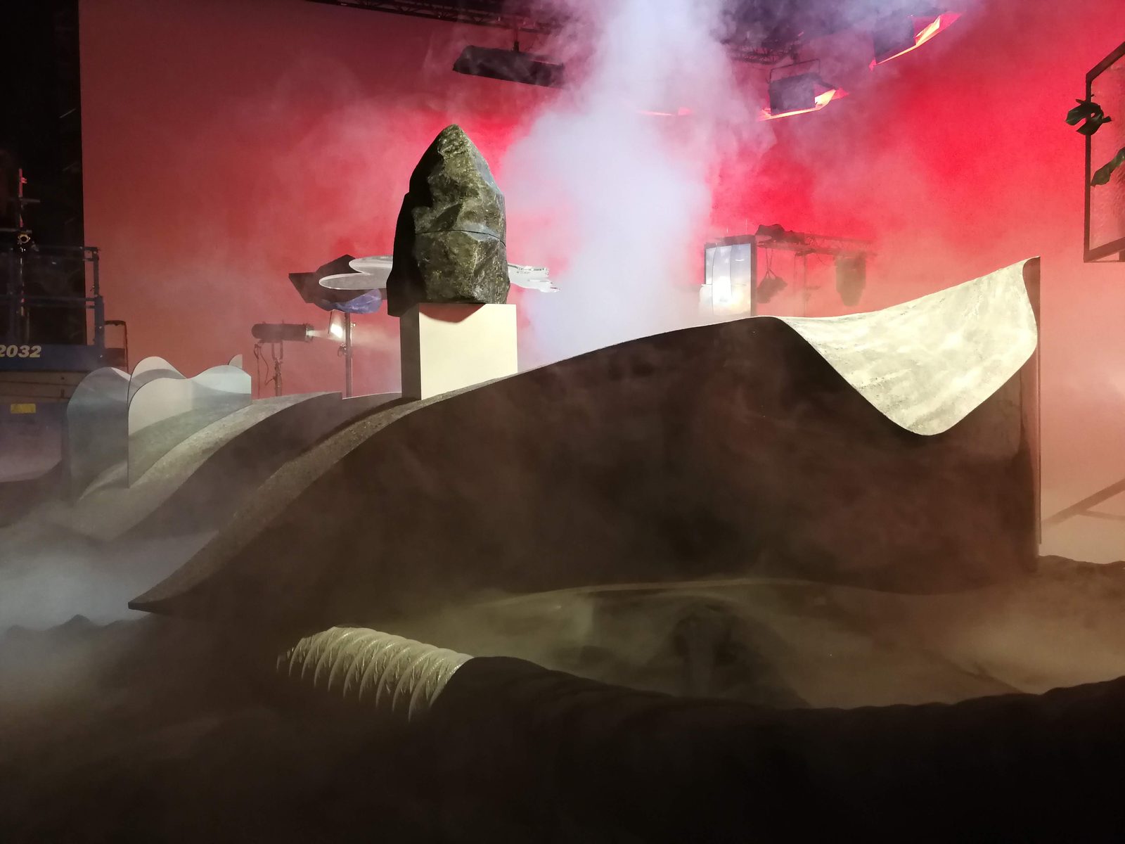 Set design — Mass, film de Pierre Pauze — Un rocher dans la brume