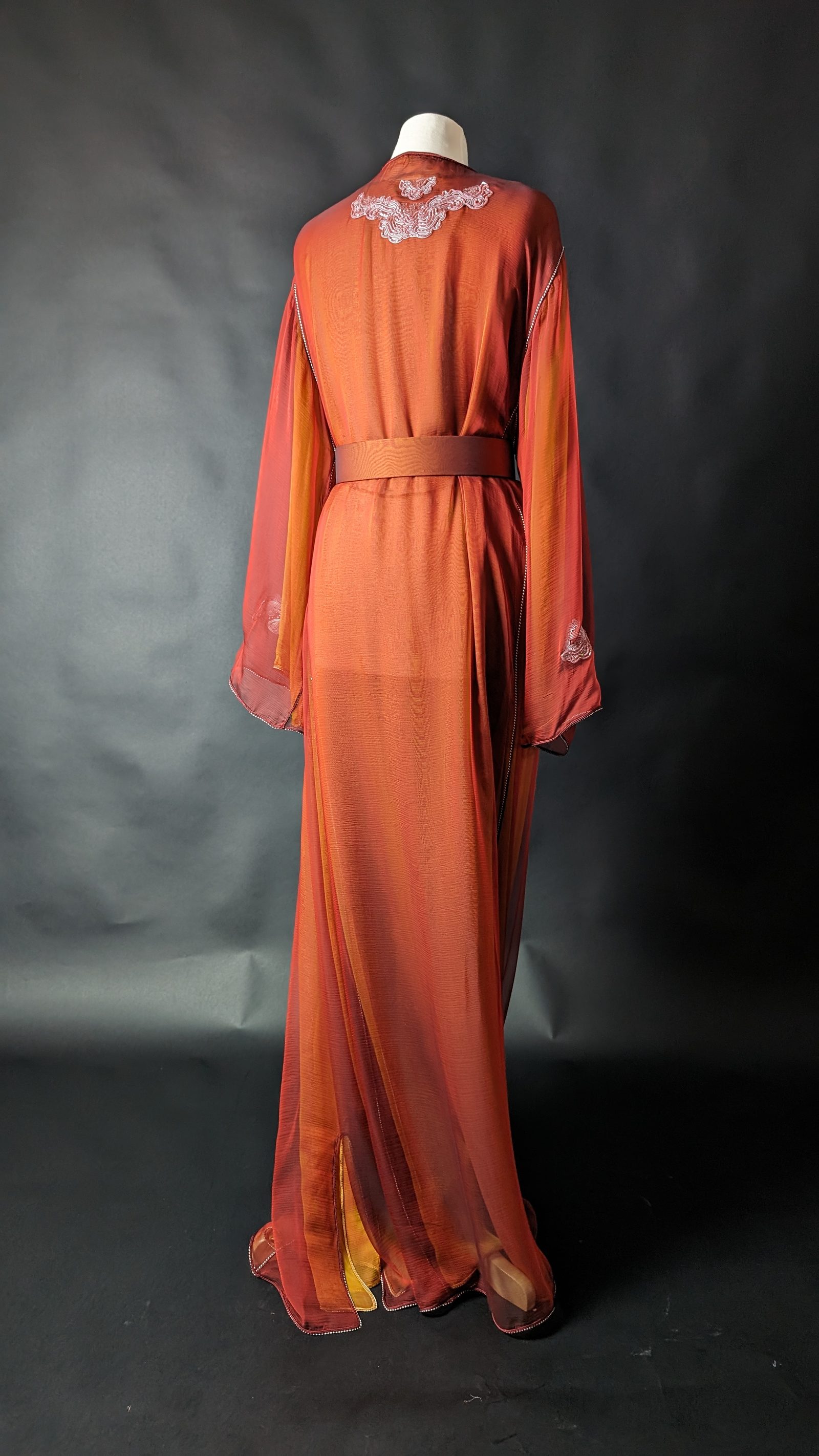 Mousseline Orange — Caftan finalisé, vue de dos