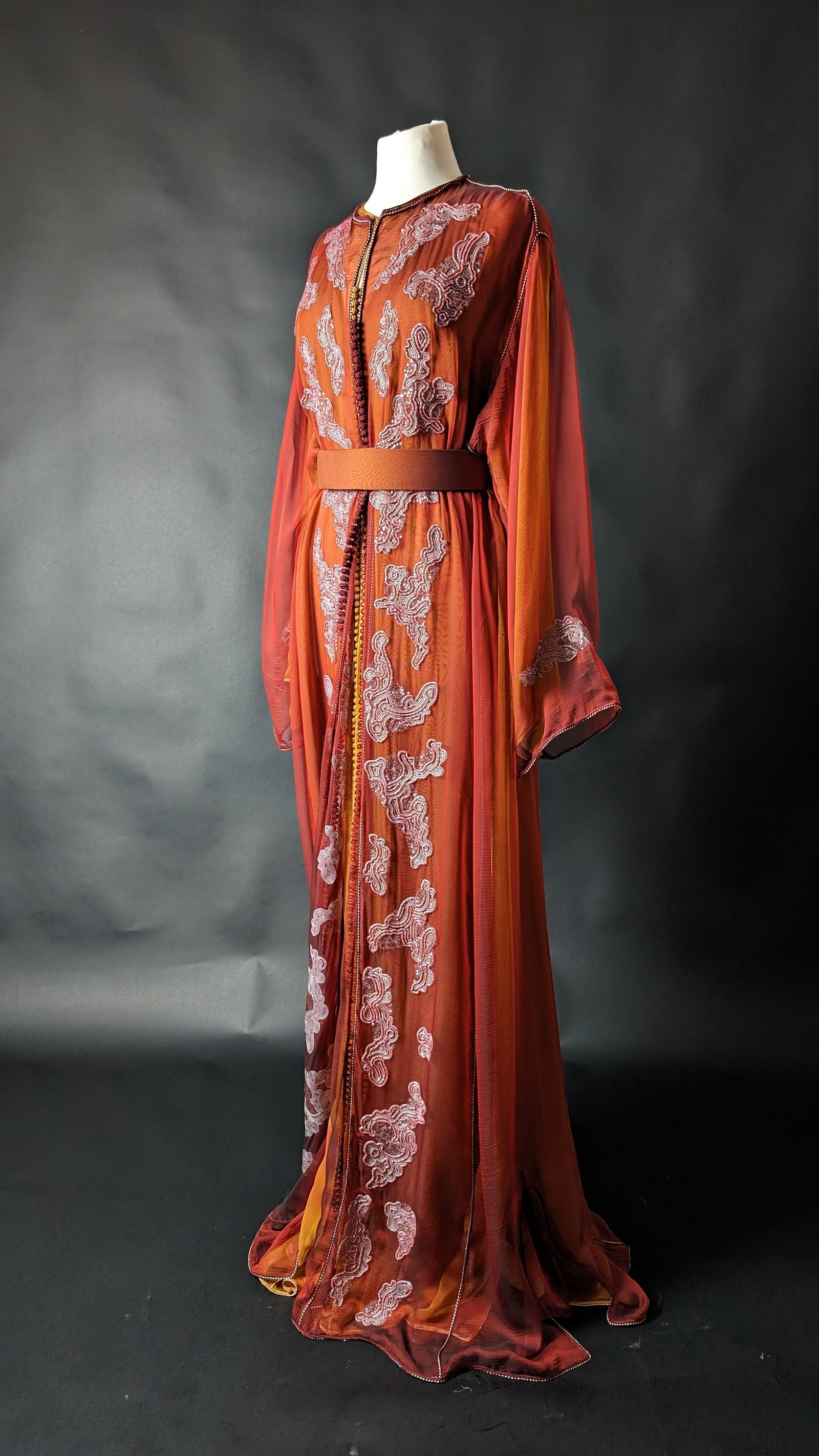 Ornements imprimés — deux pièces pour l'atelier Zaa — Caftan en mousseline orange, de face