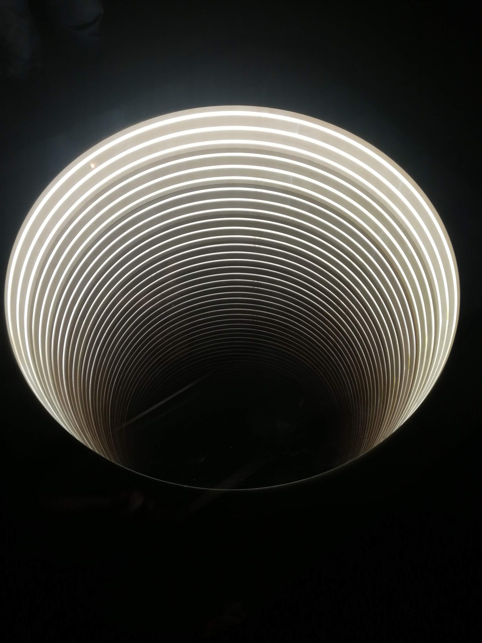 Mobilier lumineux espace VIP — Watches & Wonders / Pierre Pauze — Les anneaux de LED, vus à travers le miroir sans tain