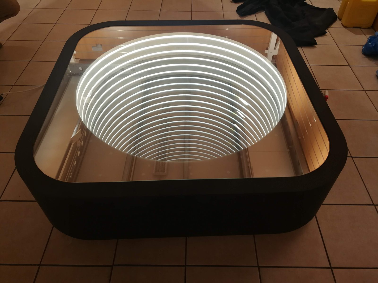 Mobilier lumineux espace VIP — Watches & Wonders / Pierre Pauze — Le cadre et sa profondeur