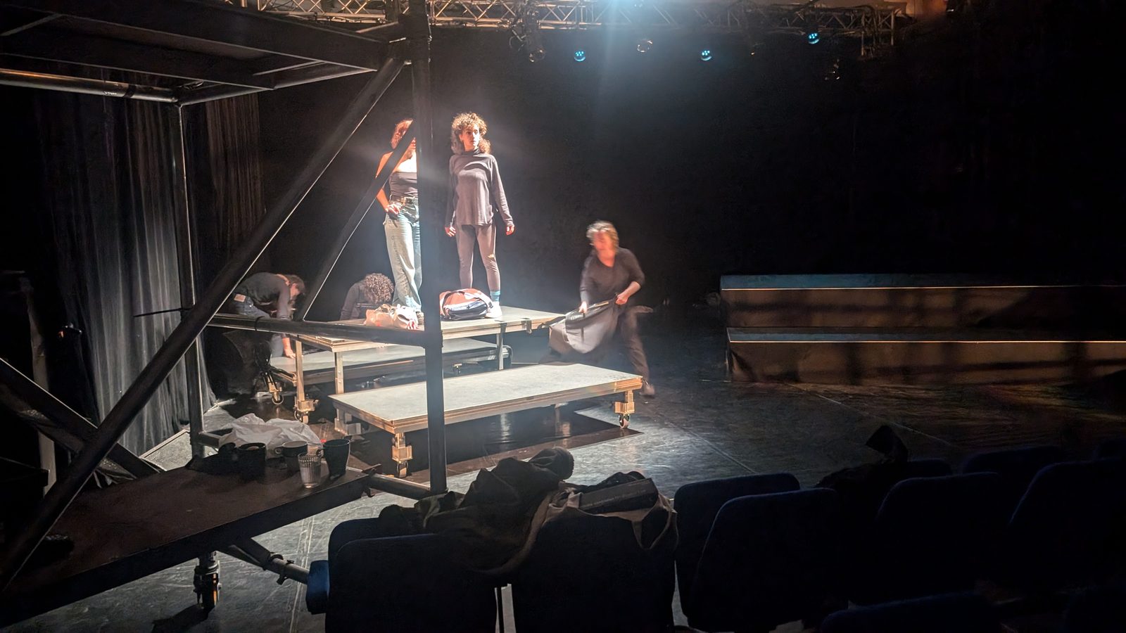 Aire poids lourd — Praticable en construction