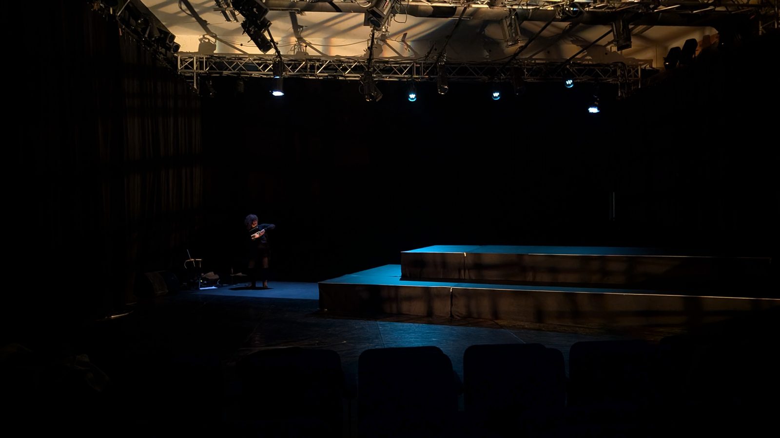 Aire poids lourd — Plateau, lumière et praticable en place