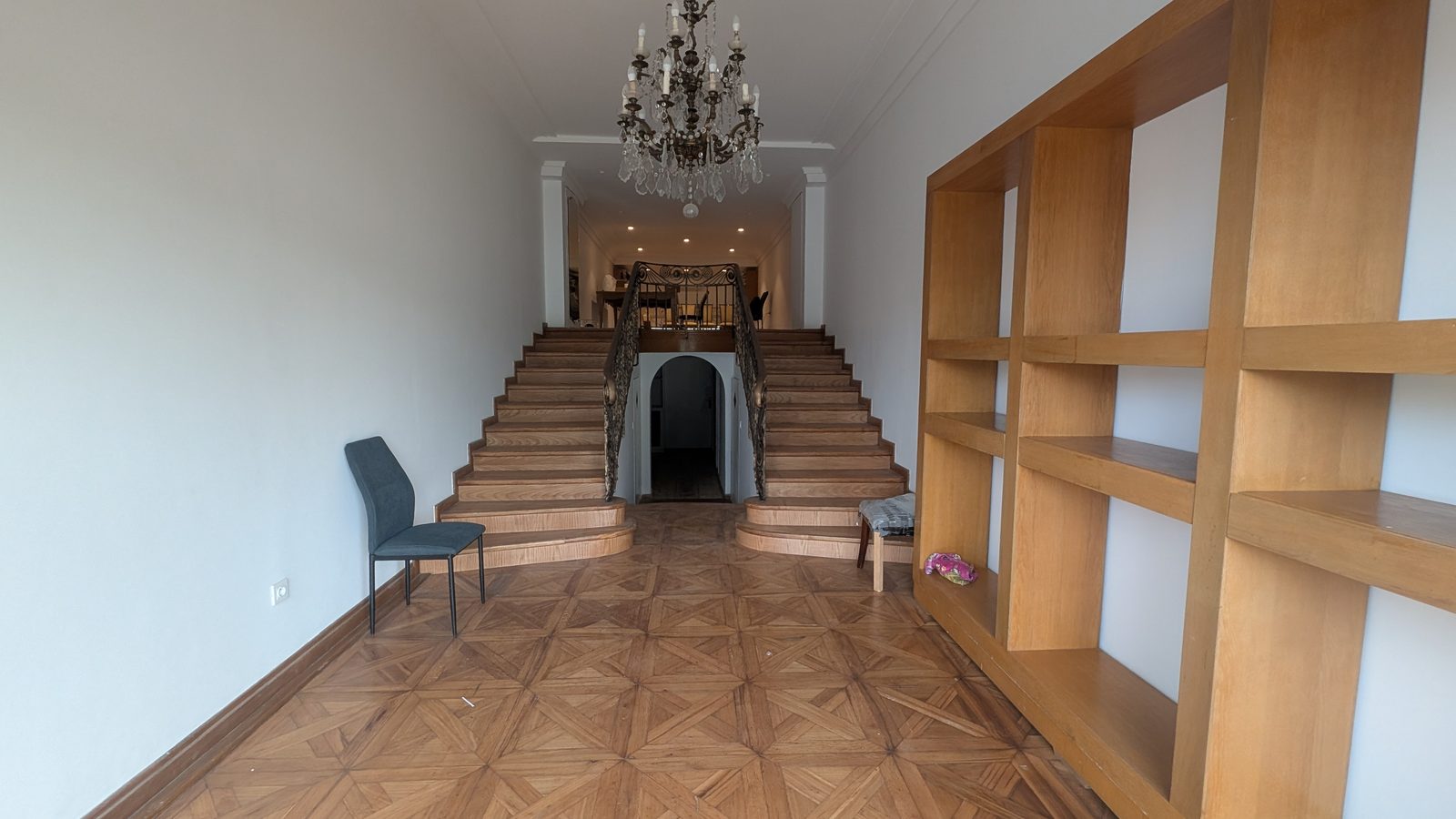 L'atelier — Avant : la pièce vide, son parquet et son lustre