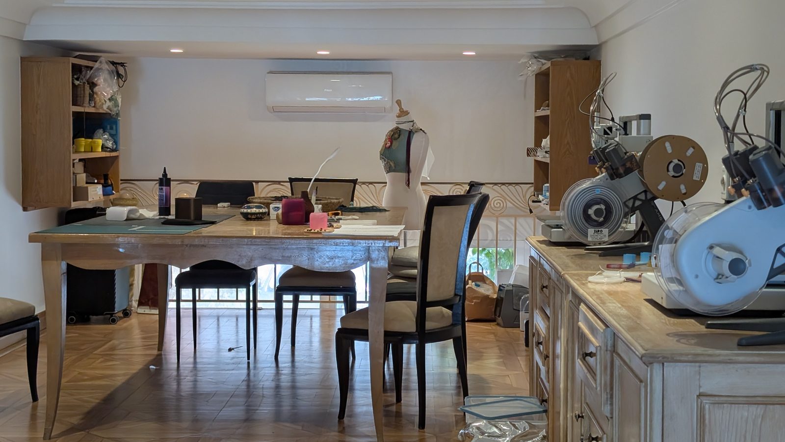 Textile et ornement — Les machines au bord de la table de travail, le buste au fond