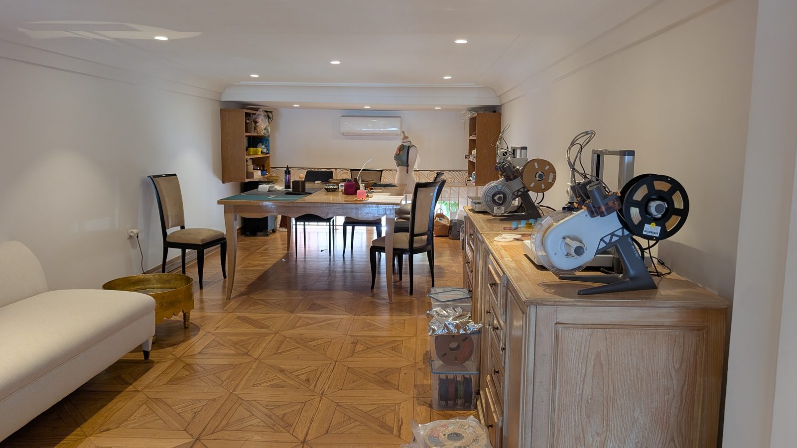 Textile et ornement — La mezzanine aujourd'hui : la grande table, et les deux Bambu Lab sur le buffet