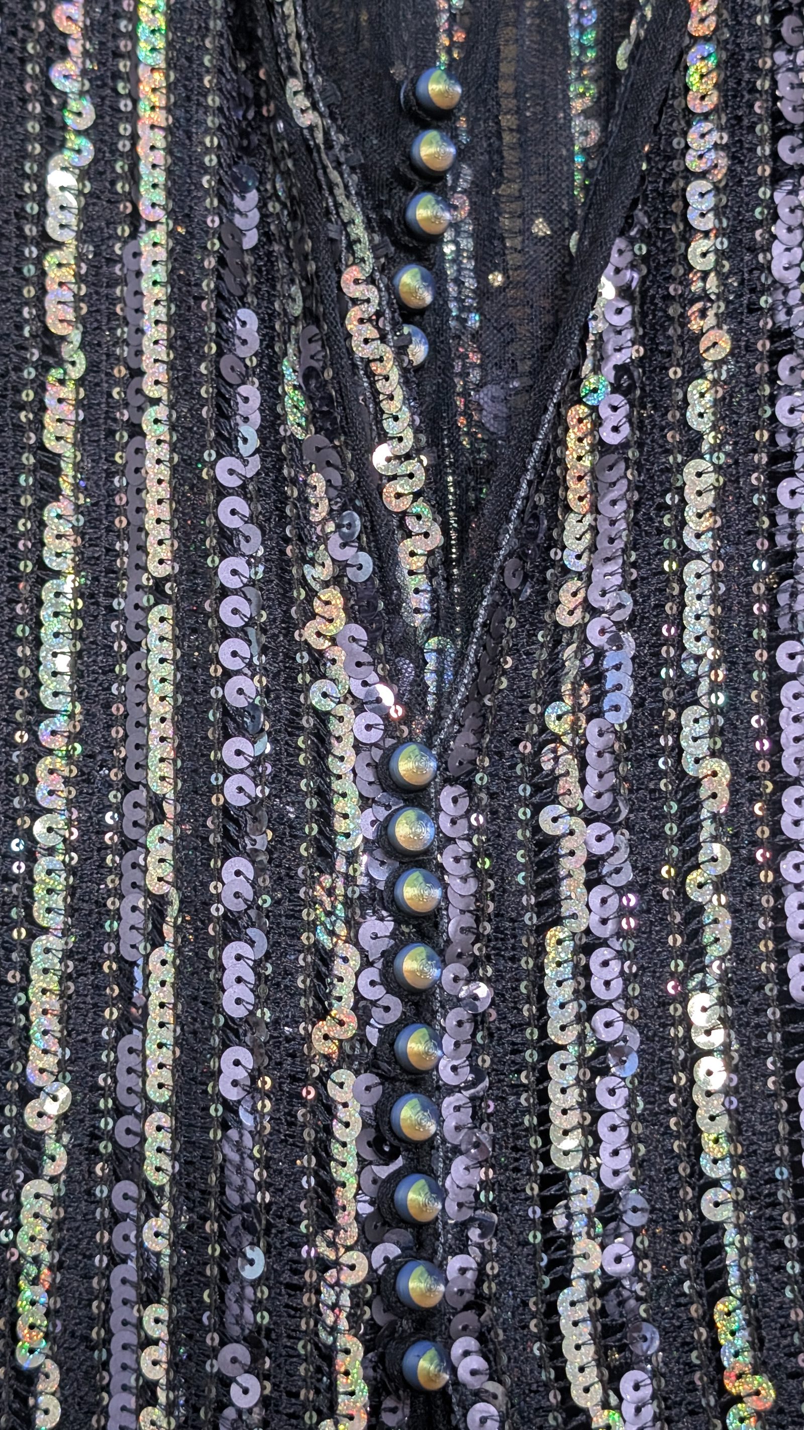 Boutons — Boutons irisés sur un fond de sequins — la couleur bascule selon l'angle