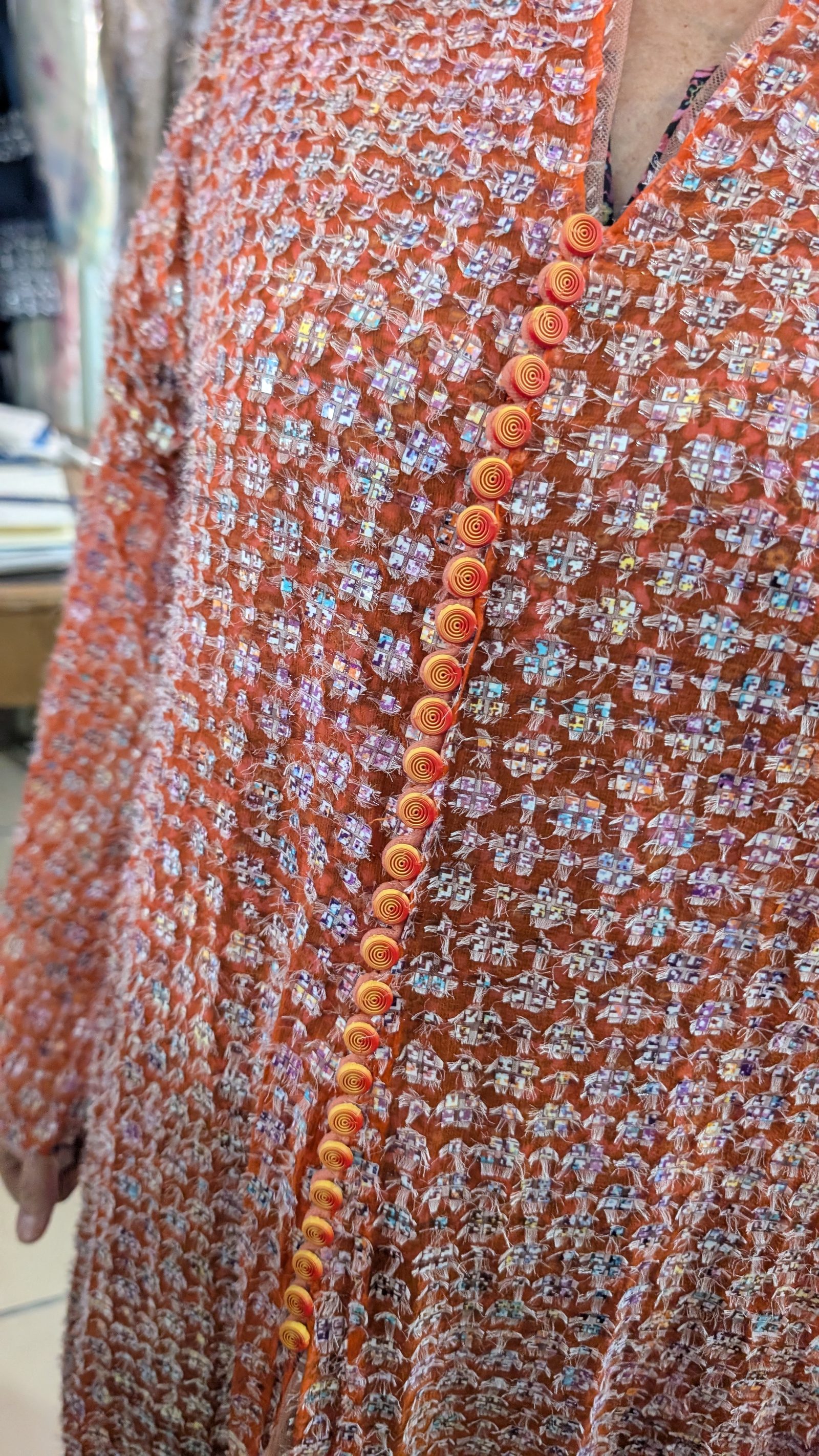 Boutons — La ligne complète sur la tenue, du col à l'ourlet