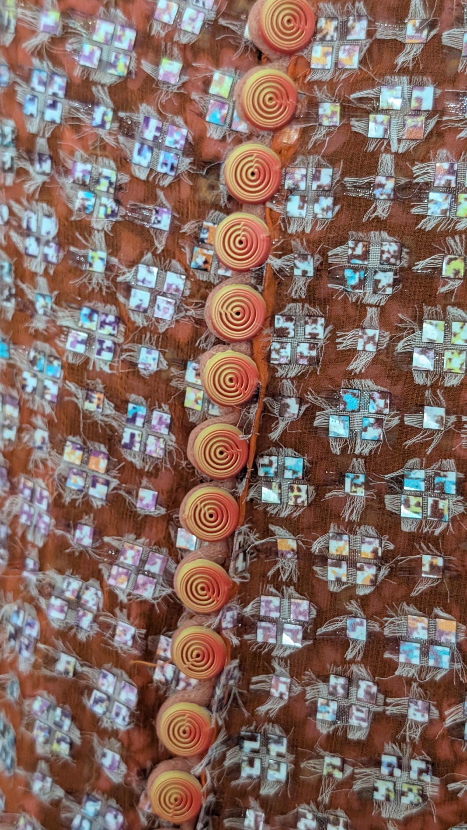 Boutons — Spirales imprimées, accordées au tissu — le dégradé du filament suit celui de l'étoffe