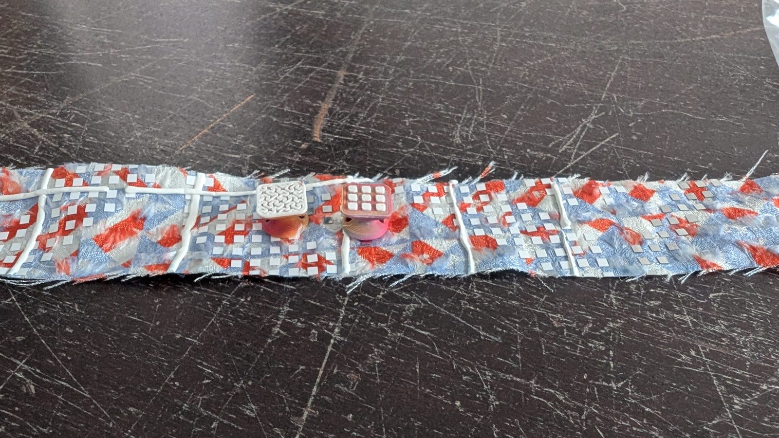 Boutons — Une série sortie de l'imprimante, groupée par motif sur ses socles