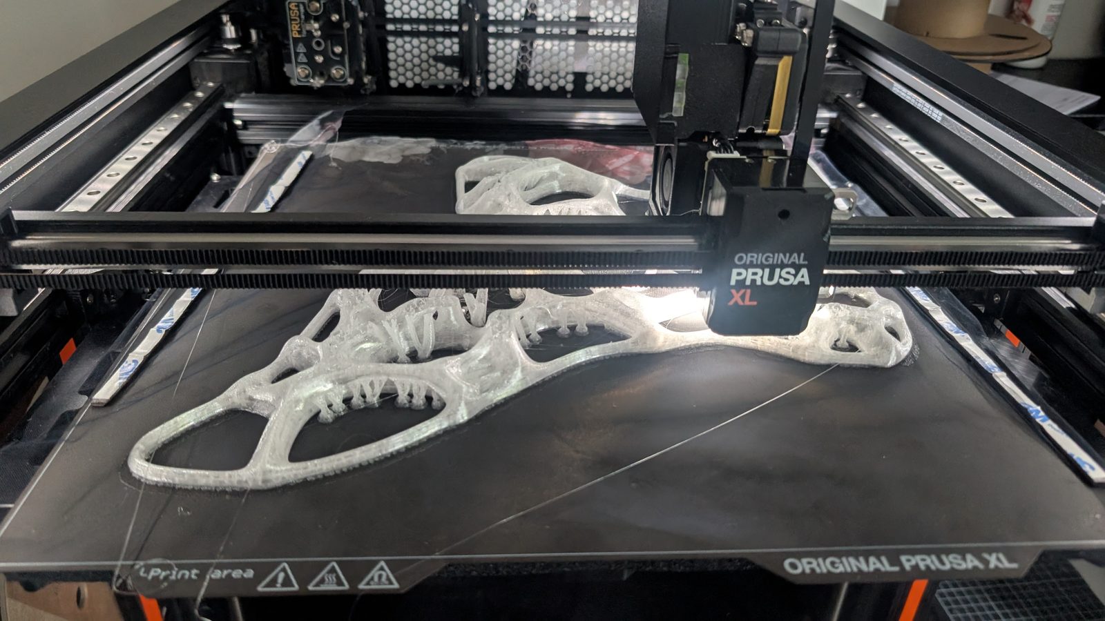 Starting with the Limbs — l'atelier — Un substrat ajouré sur le plateau de la Prusa XL