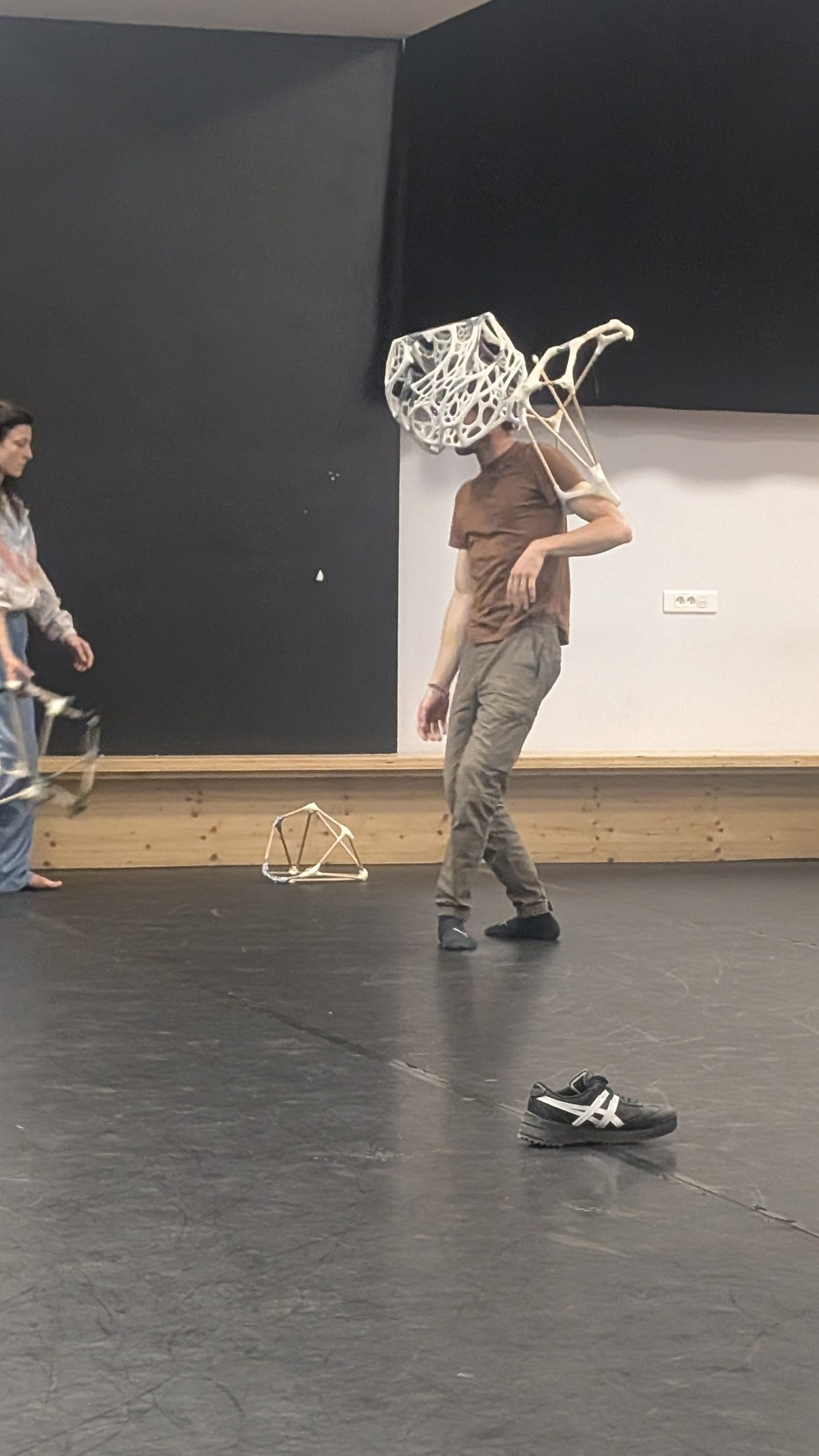 Starting with the Limbs — l'atelier — Une structure portée sur la tête