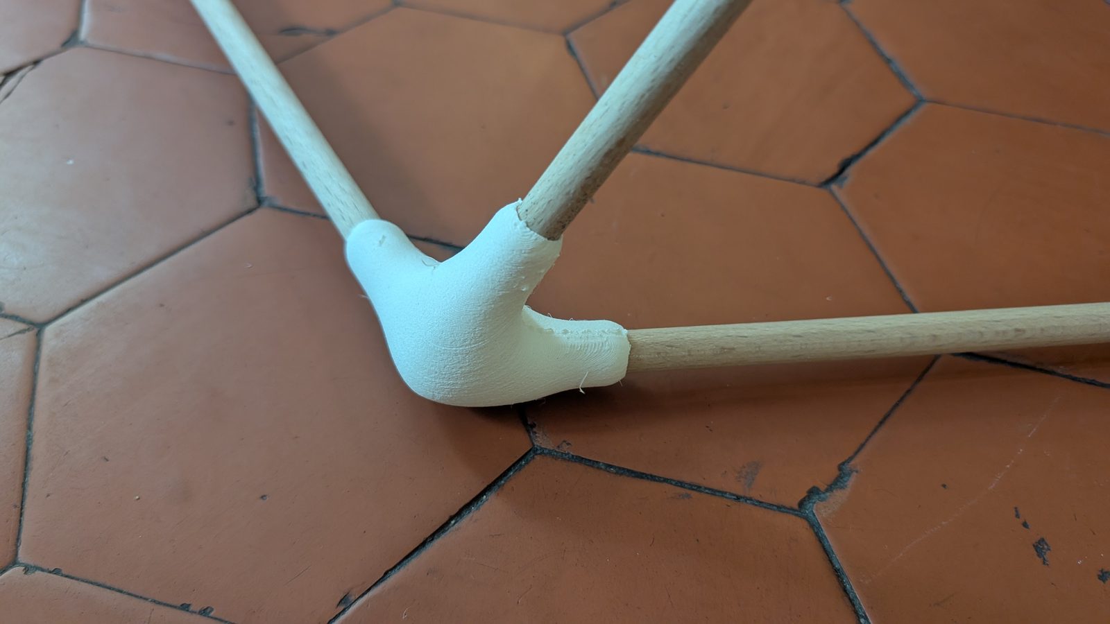 Starting with the Limbs — l'atelier — Un coude à trois branches