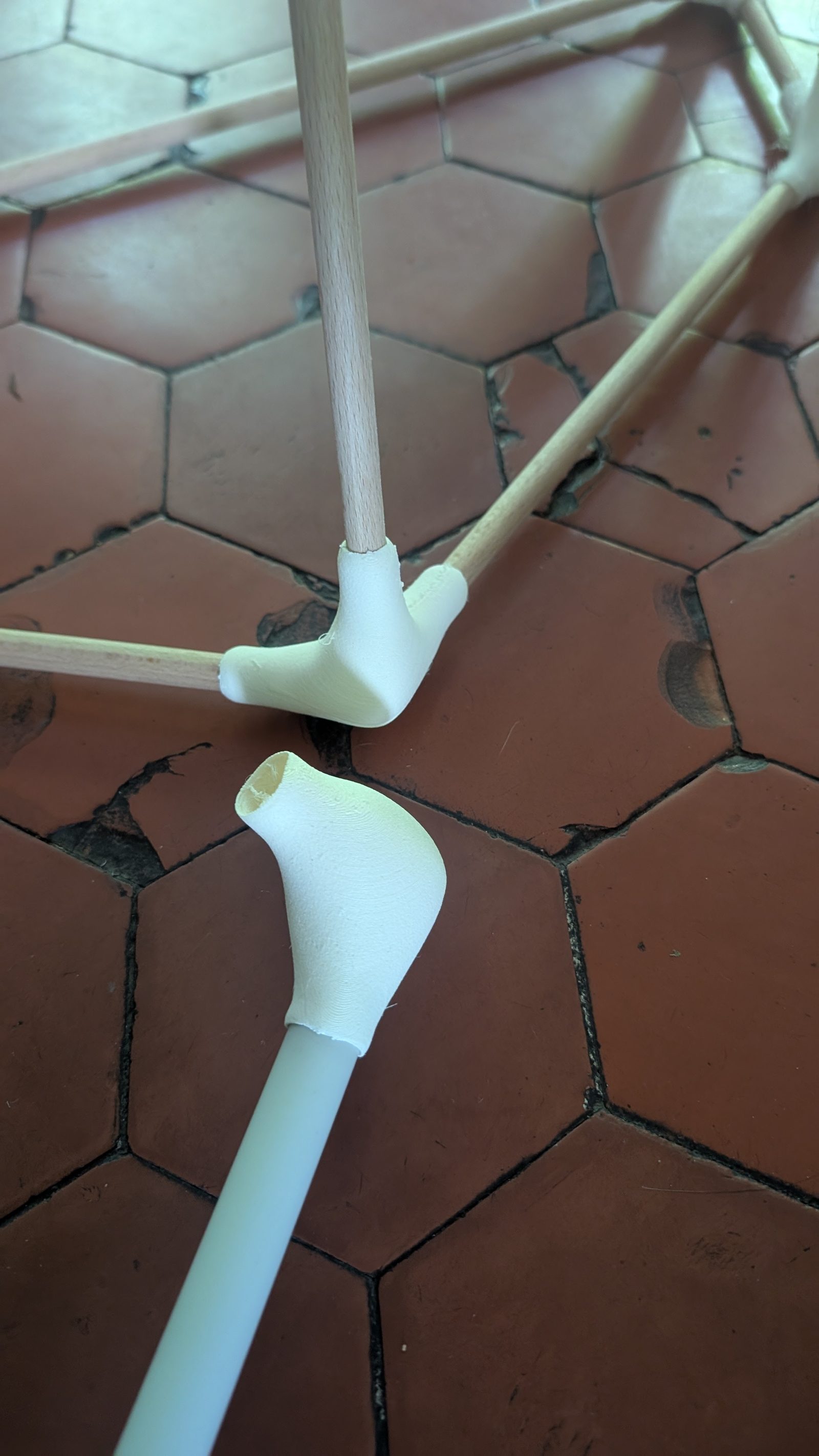 Starting with the Limbs — l'atelier — Le coude et sa tige, désassemblés