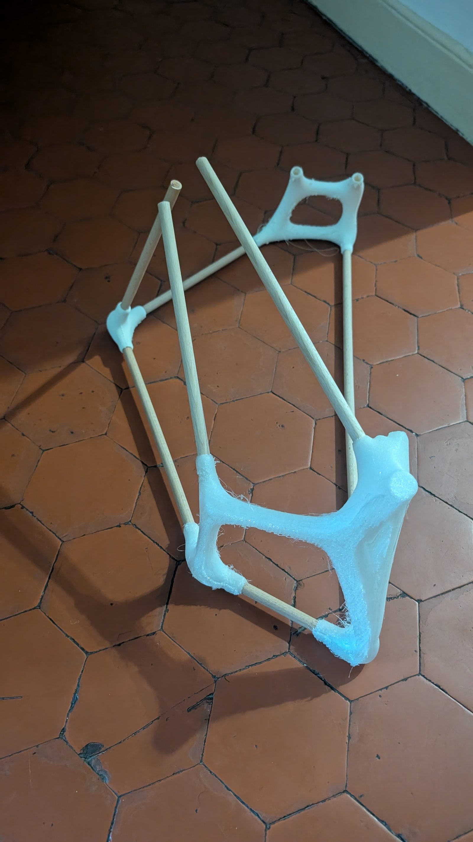 Starting with the Limbs — l'atelier — Une première structure, coudes et tiges