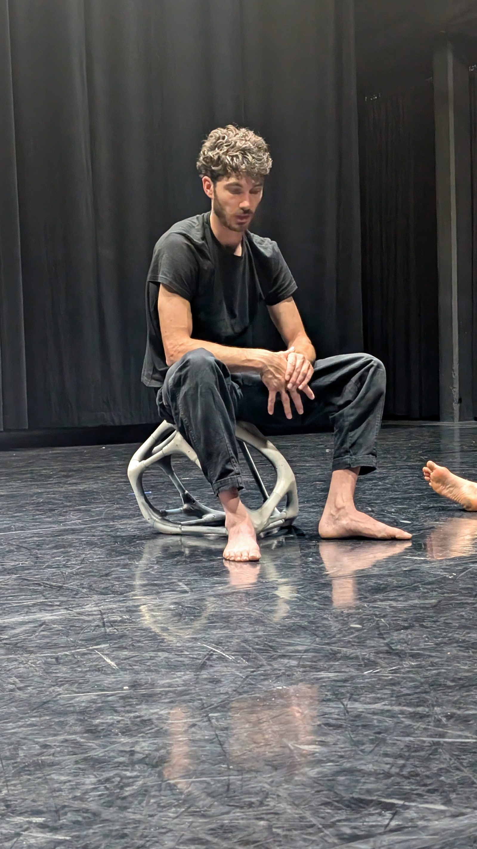 Starting with the Limbs — l'atelier — Assis sur un module