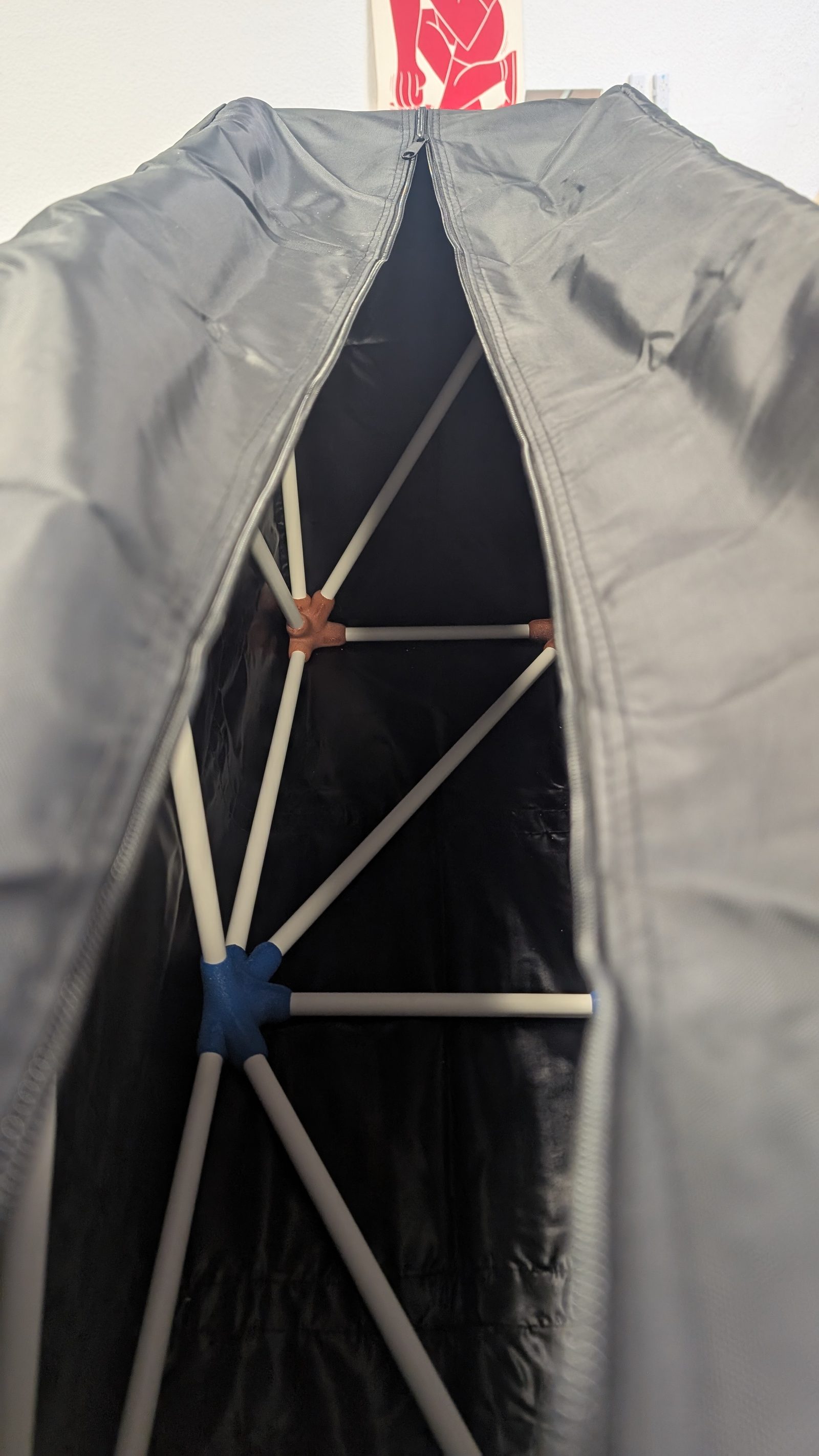 Starting with the Limbs — l'atelier — La structure, dans sa housse