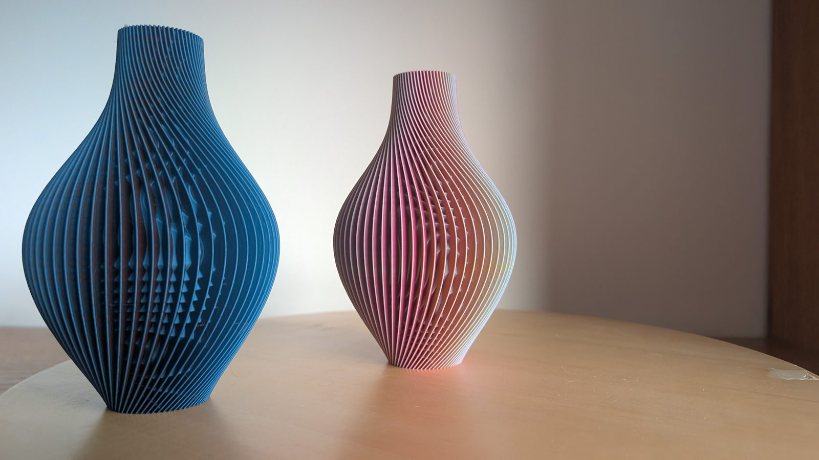 Mode vase — Deux tirages du même profil — la couleur qui affleure dépend de l'angle d'impression