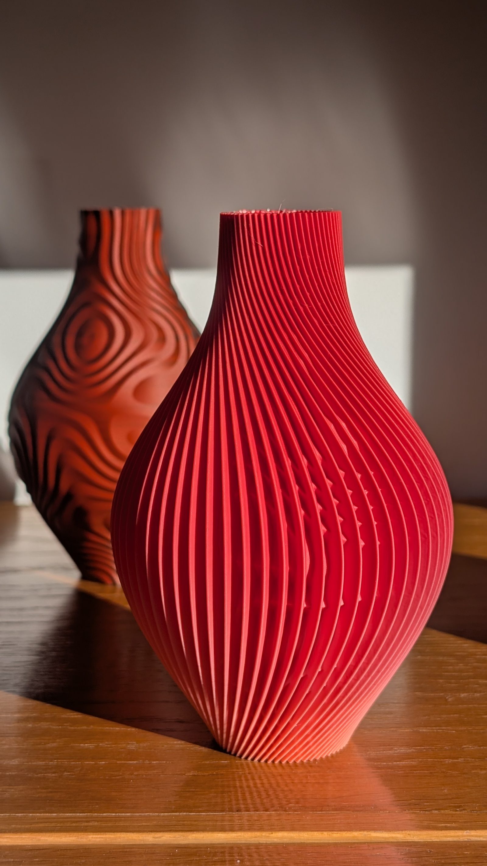 Mode vase — Les deux parois sur une même photo : cannelures vrillées devant, texture en relief derrière