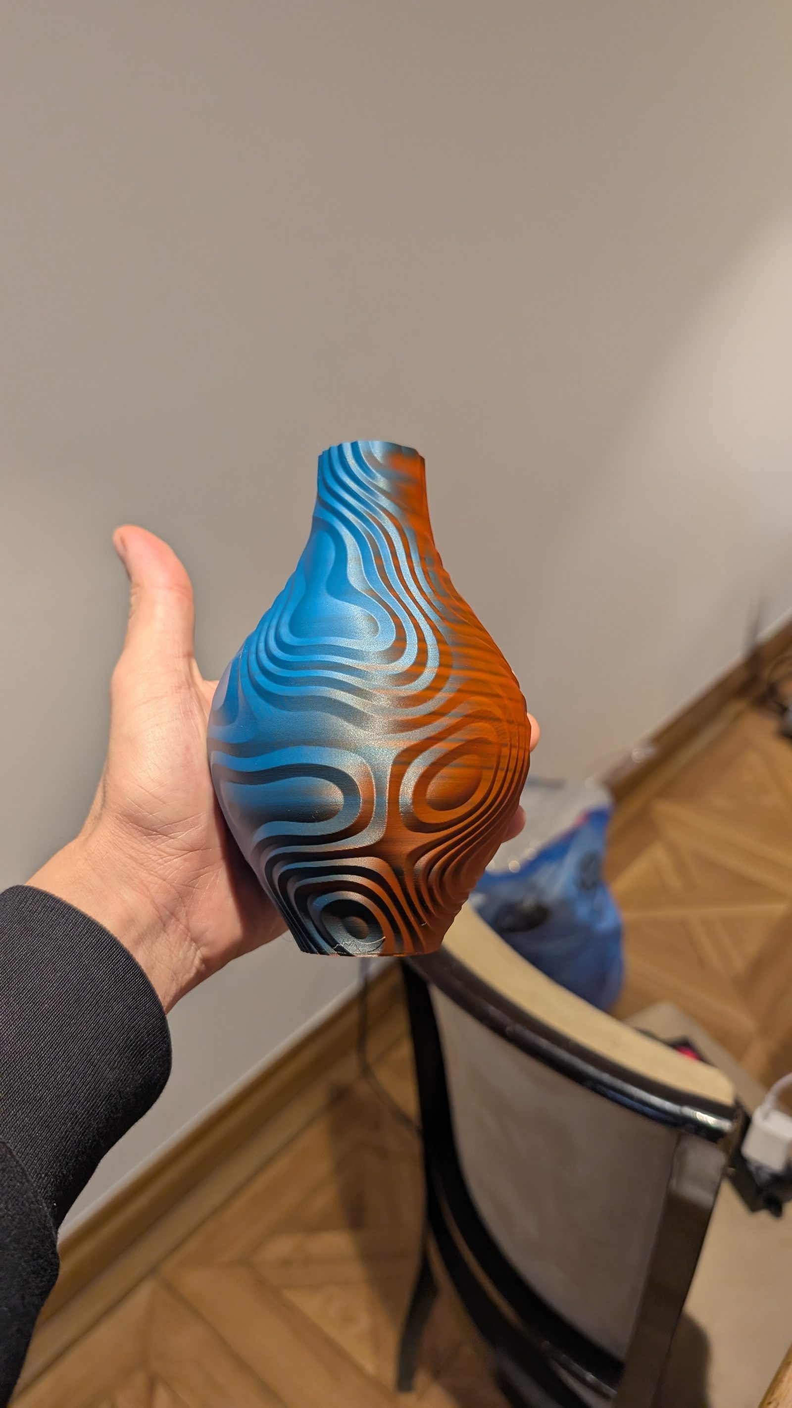 Mode vase — Tenu en main : l'amplitude retenue, celle qui se sent sans que la paroi décroche