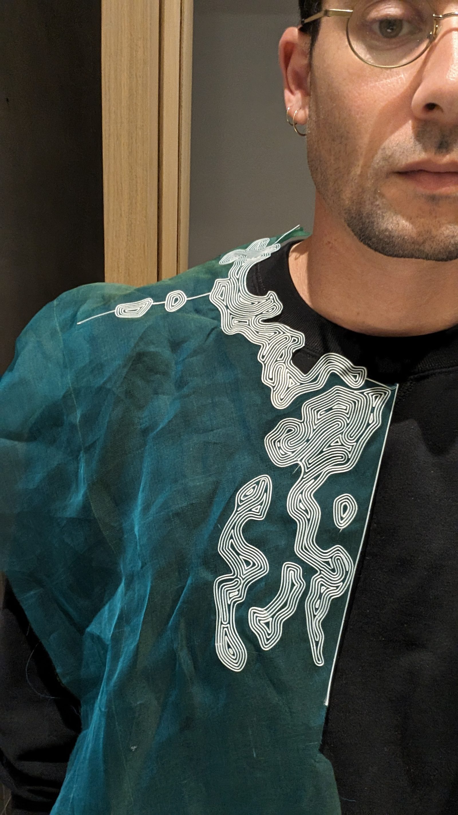 Re-former le textile — Le tracé imprimé sur un voile teint, porté à même l'épaule