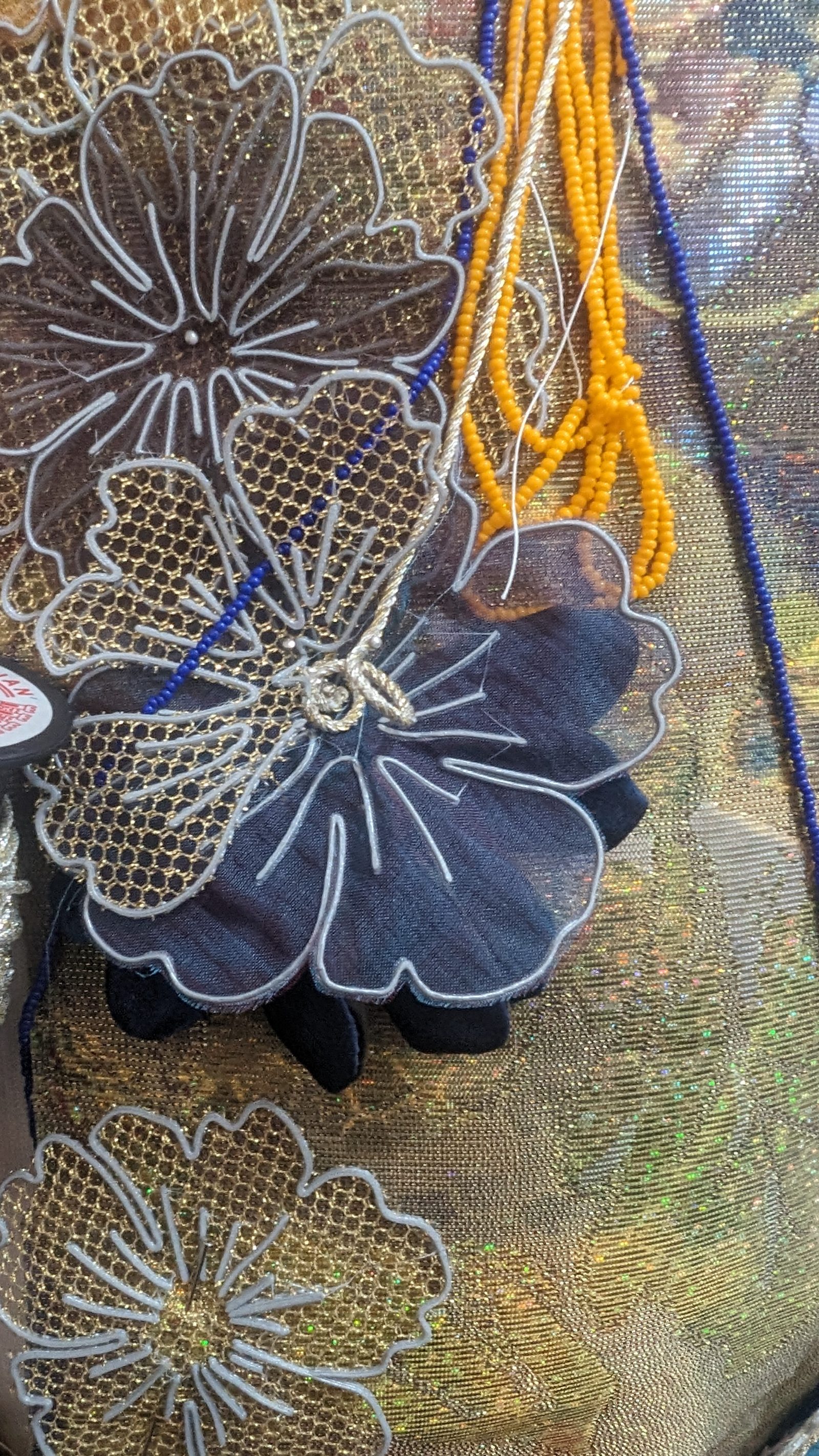 Gilet brocard avec fleurs imprimées 3D — Fleurs en cours de composition, détail