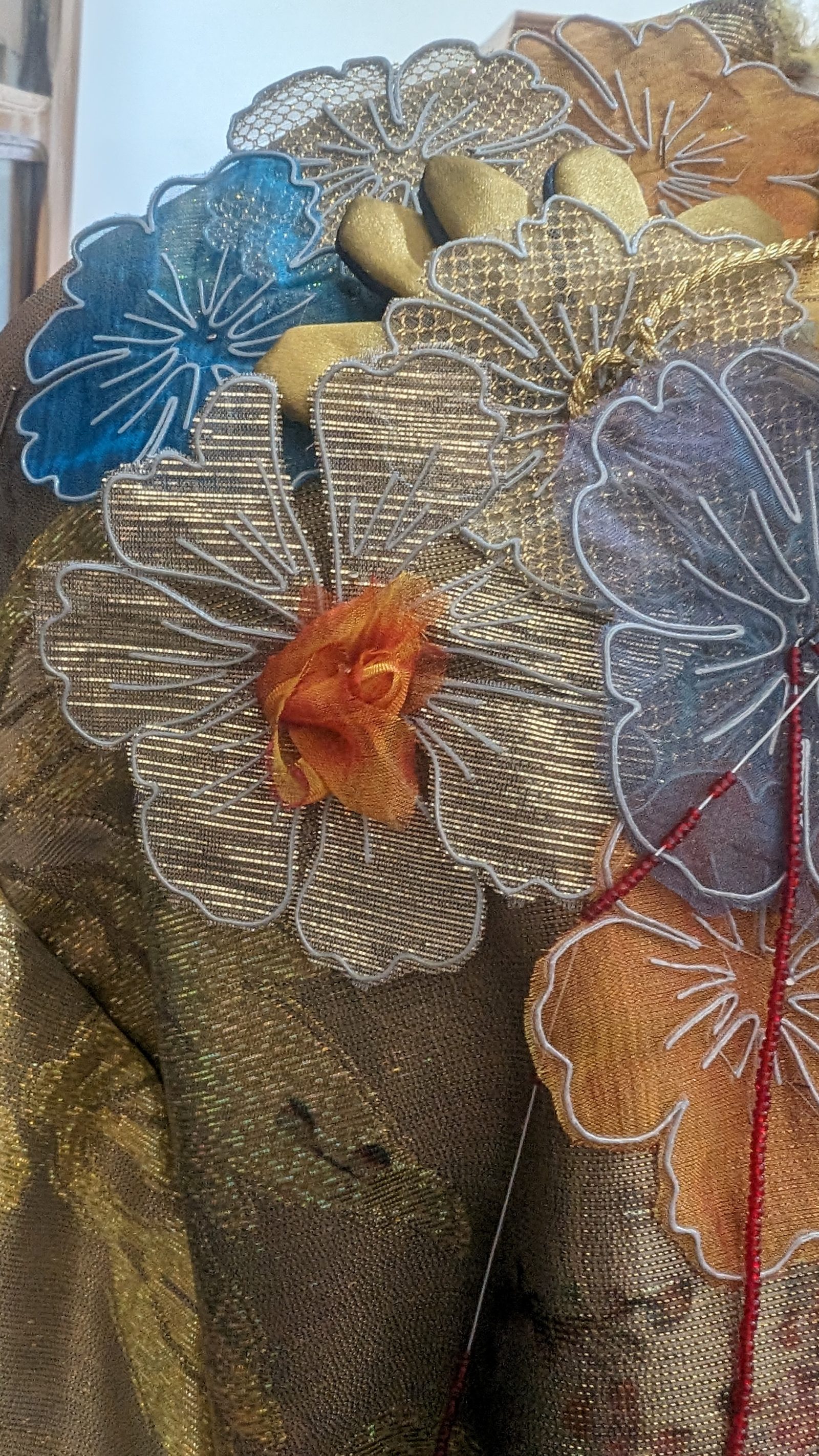 Re-former le textile — La composition en cours sur le brocart : velours, lamé, tulle et organza, tous tenus par le même contour