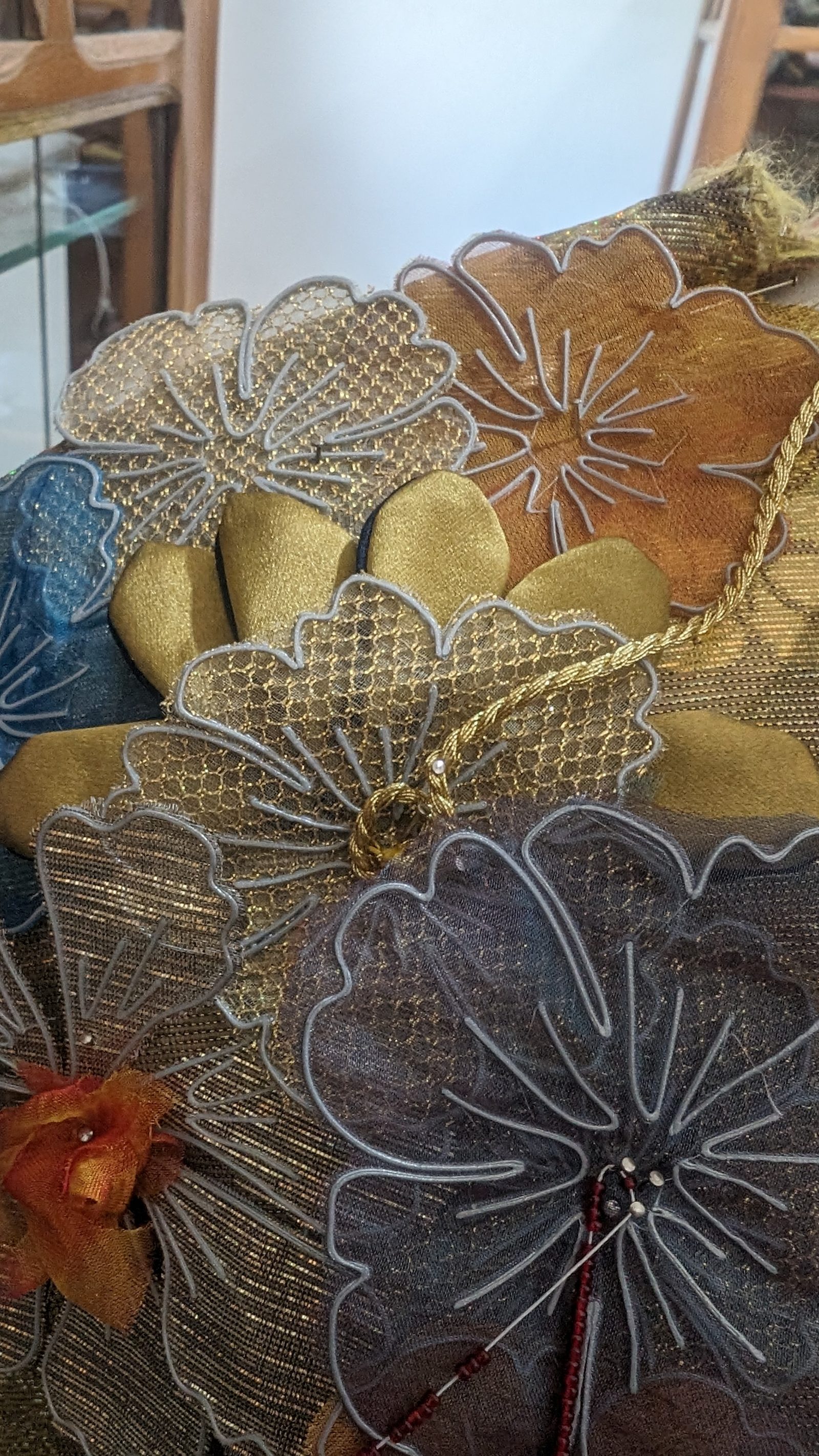 Re-former le textile — Contours souples et contours rigides sur la même pièce : les uns retombent, les autres tiennent le relief