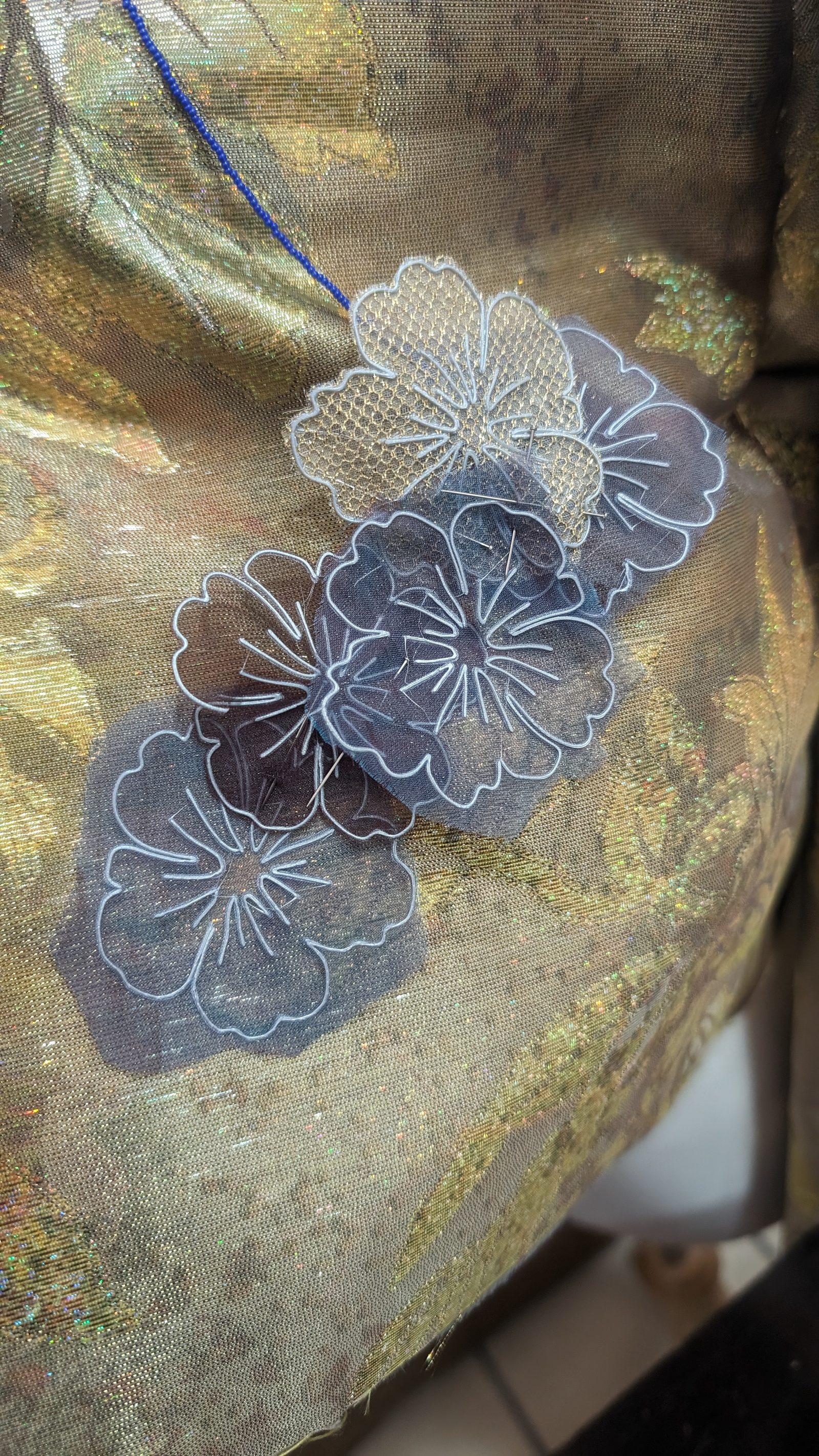 Gilet brocard avec fleurs imprimées 3D — Fleurs et perles, détail d'assemblage