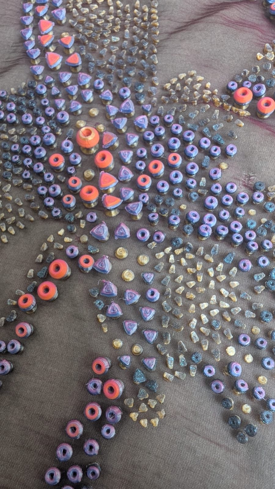 Re-former le textile — Détail : la buse alterne les familles de perles selon la couche de l'image