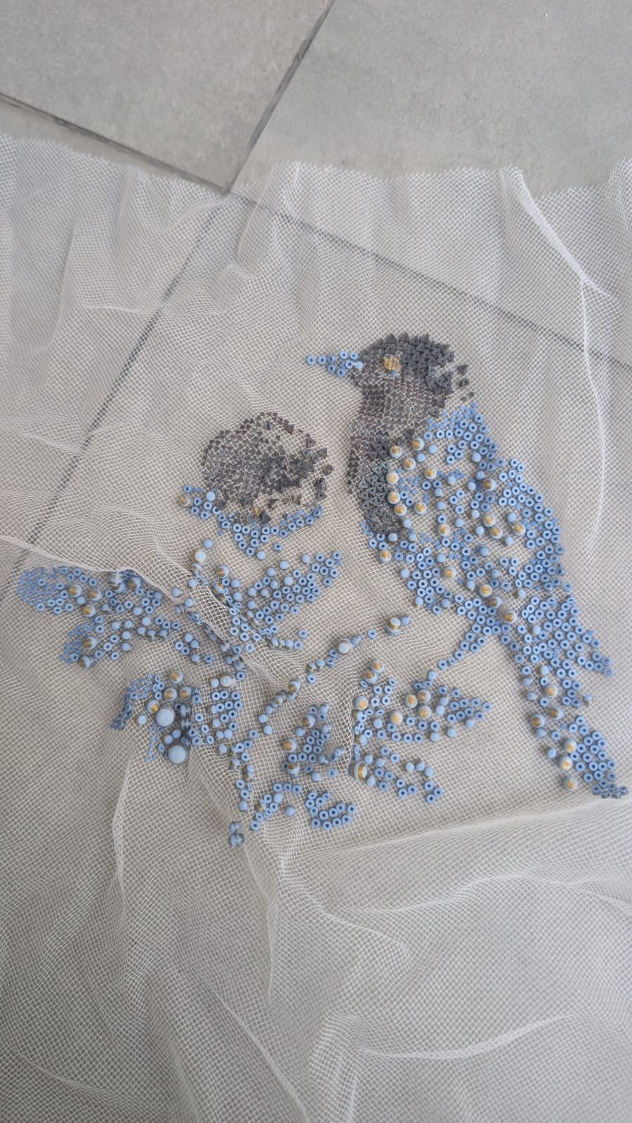 Re-former le textile — À plat, le motif entier : deux oiseaux et leur branche