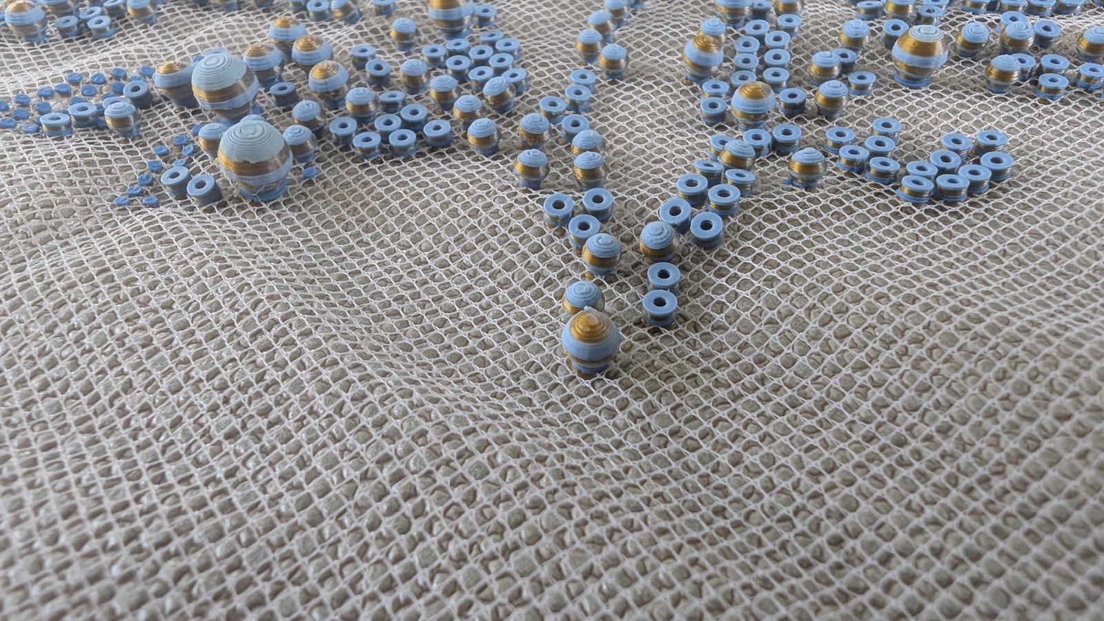 Re-former le textile — Les perles seules sur la maille — trois diamètres, trois hauteurs, un dégradé
