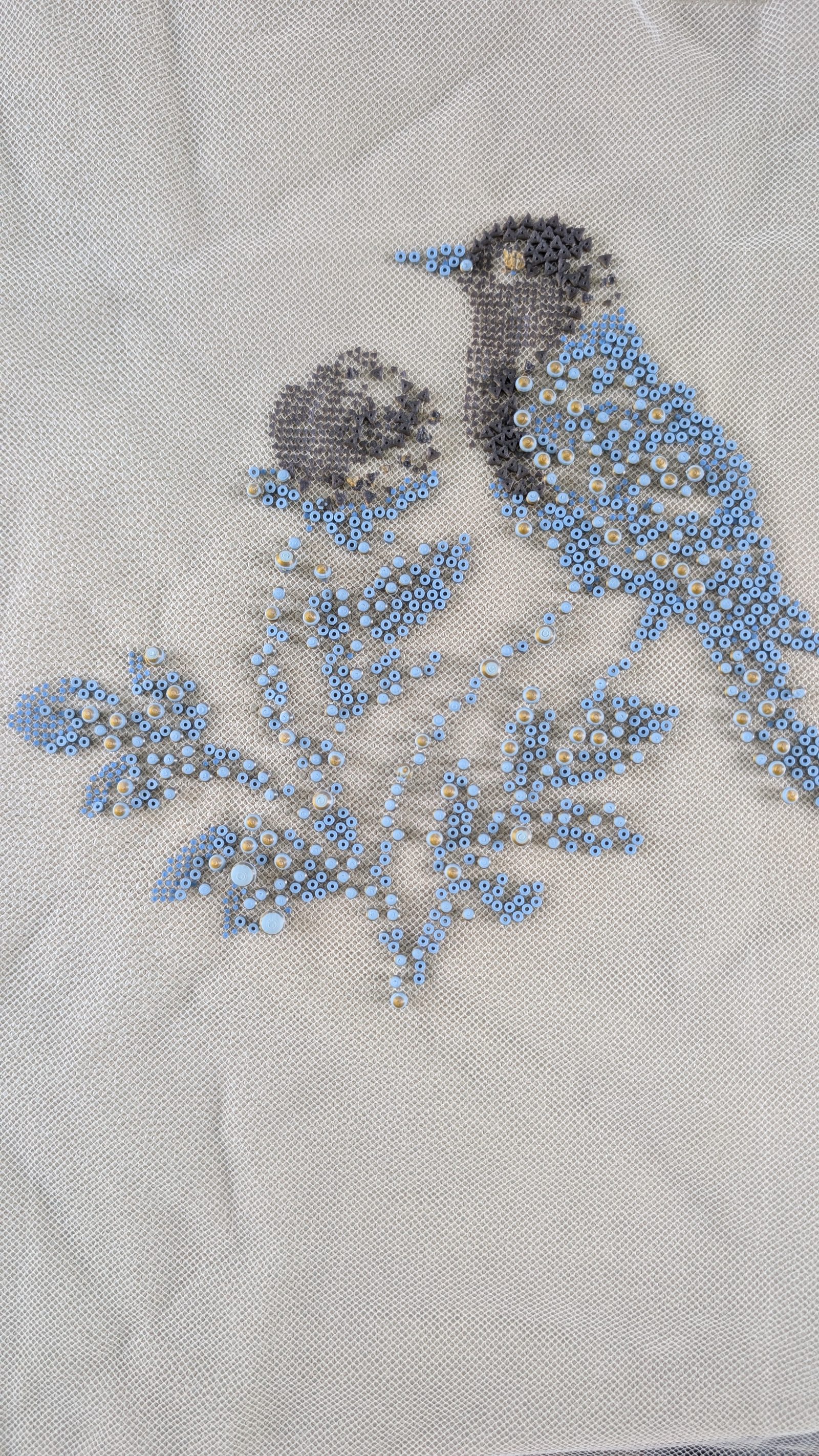 Re-former le textile — Le même motif en bleu, posé sur du tulle blanc