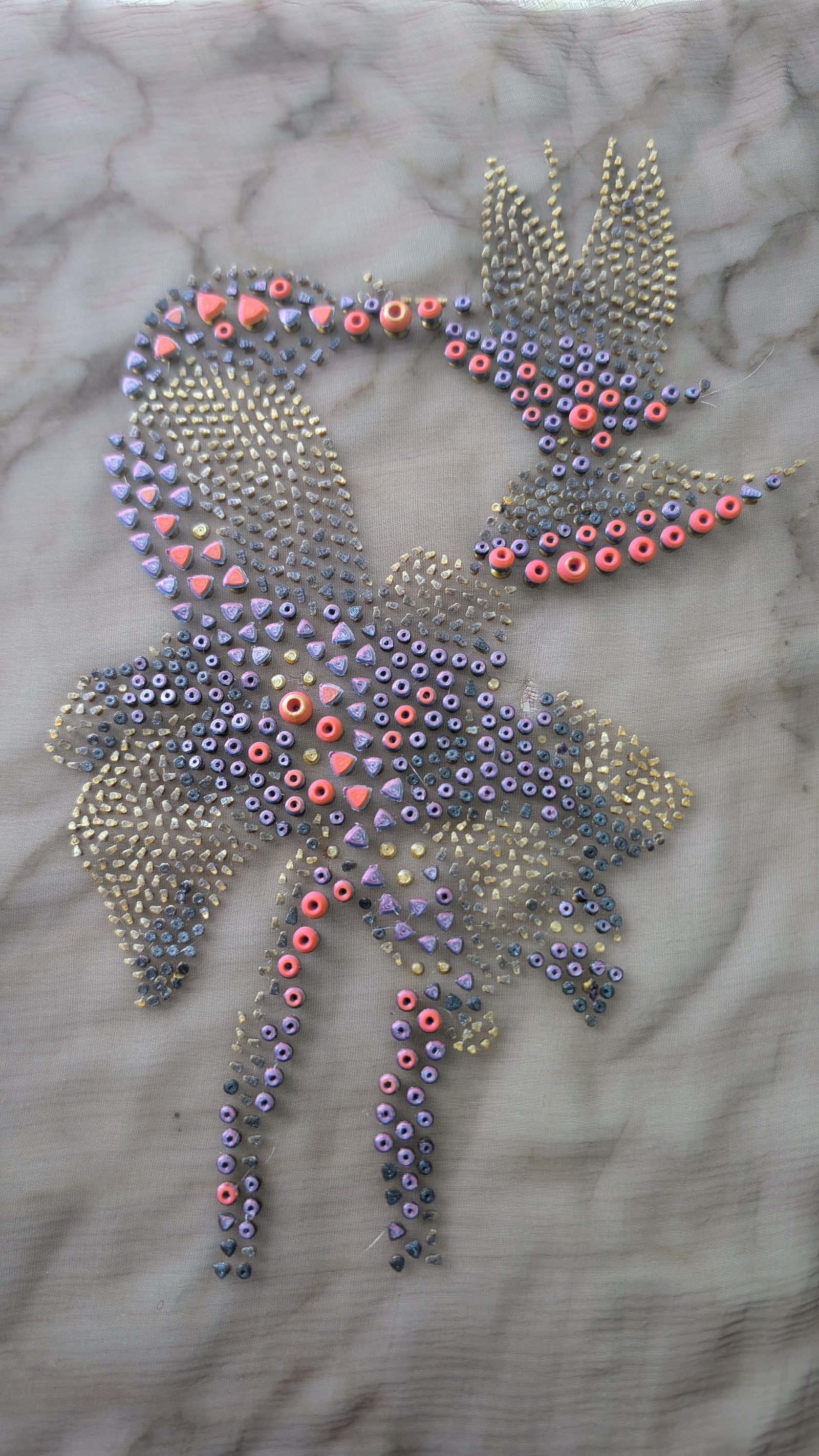Re-former le textile — La même fleur en pleine lumière : corail, parme et paillettes d'or