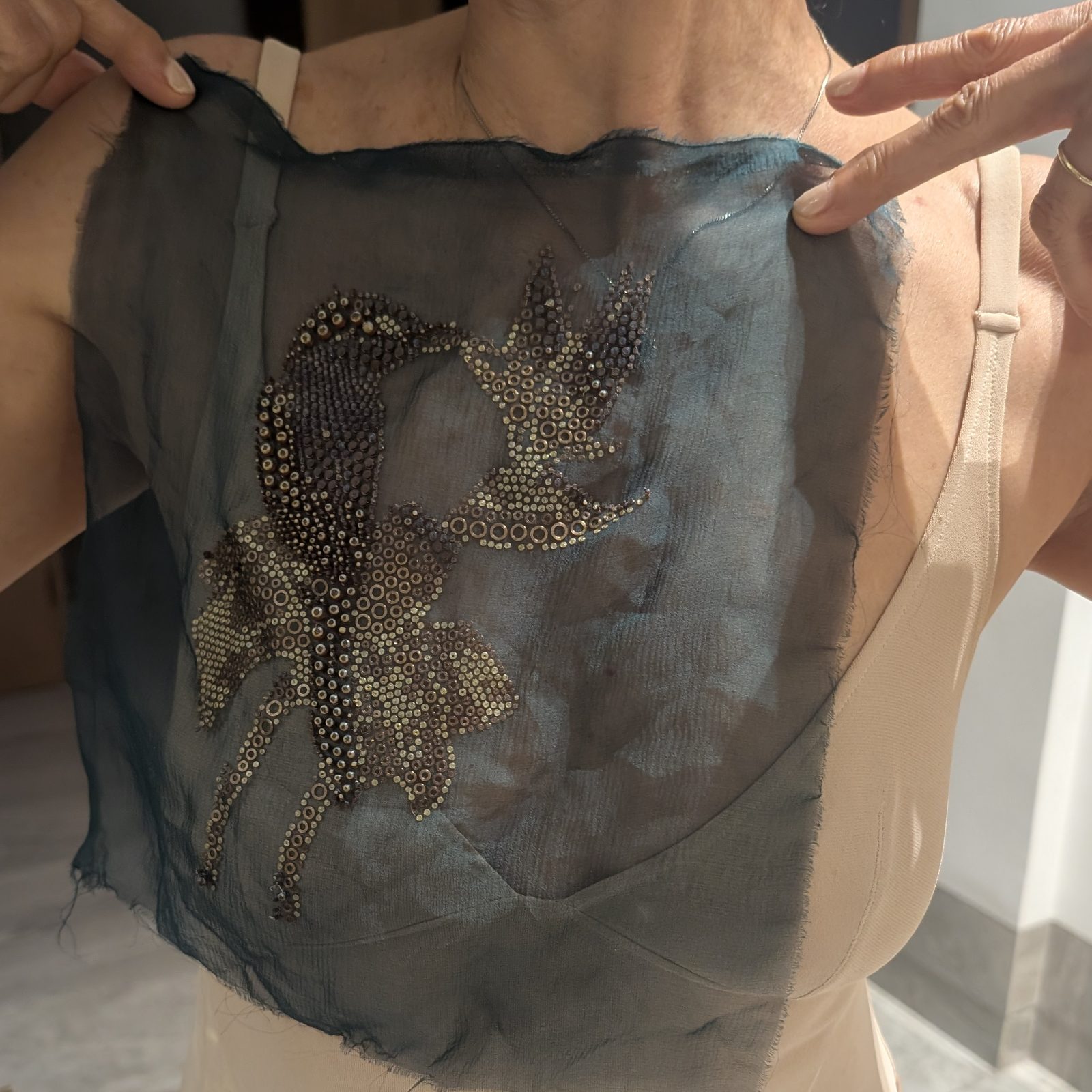 Re-former le textile — Autre état encore, sur mousseline bleu-vert : les mêmes formes, un registre de couleur entier de décalage