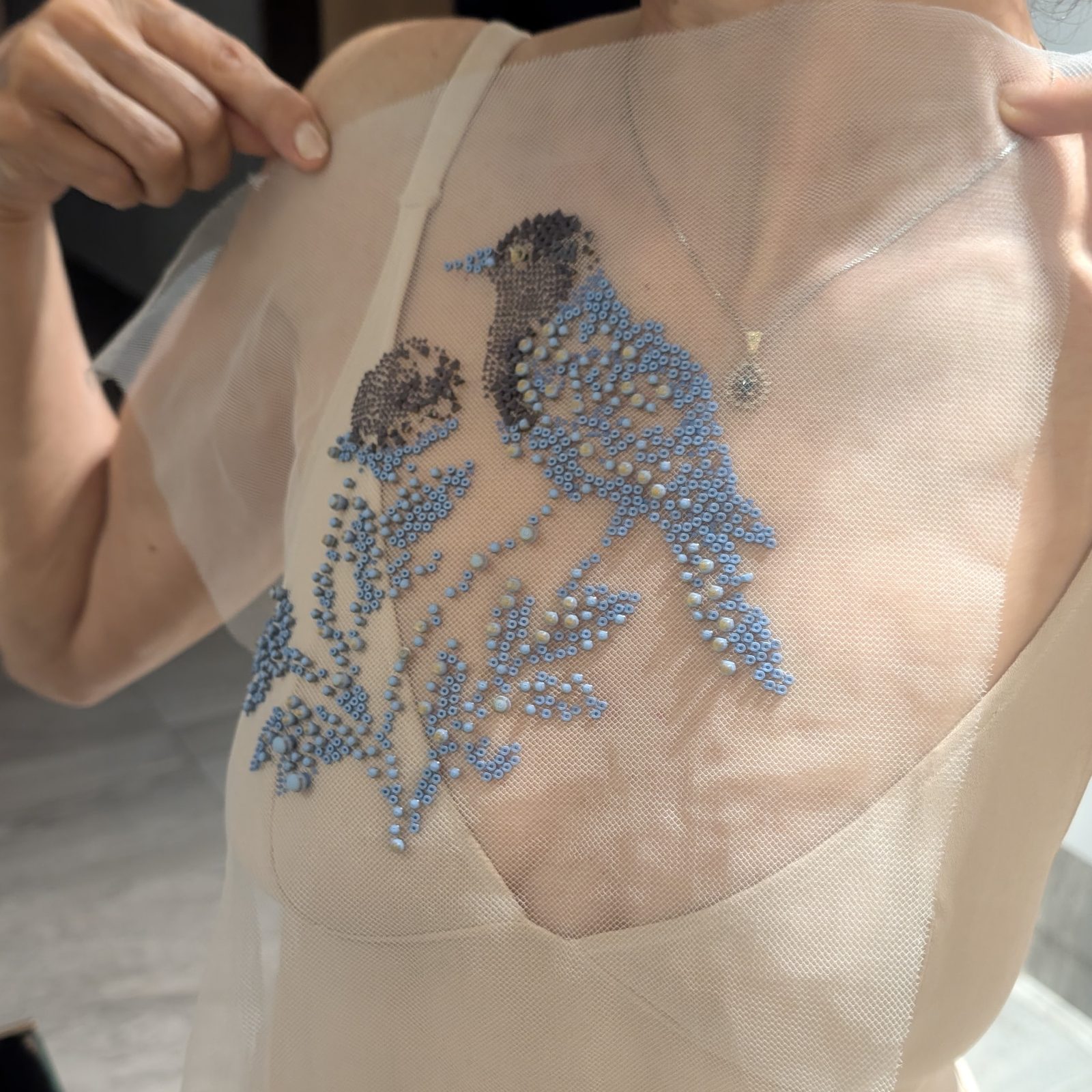 Re-former le textile — Porté : sur un tulle chair, le motif tient seul et le tissu s'efface