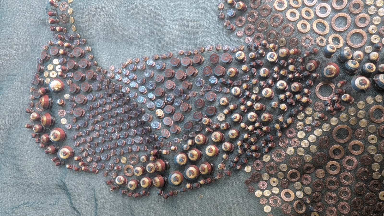 Re-former le textile — Un registre plus sombre — cuivre et bleu nuit, perles plus larges
