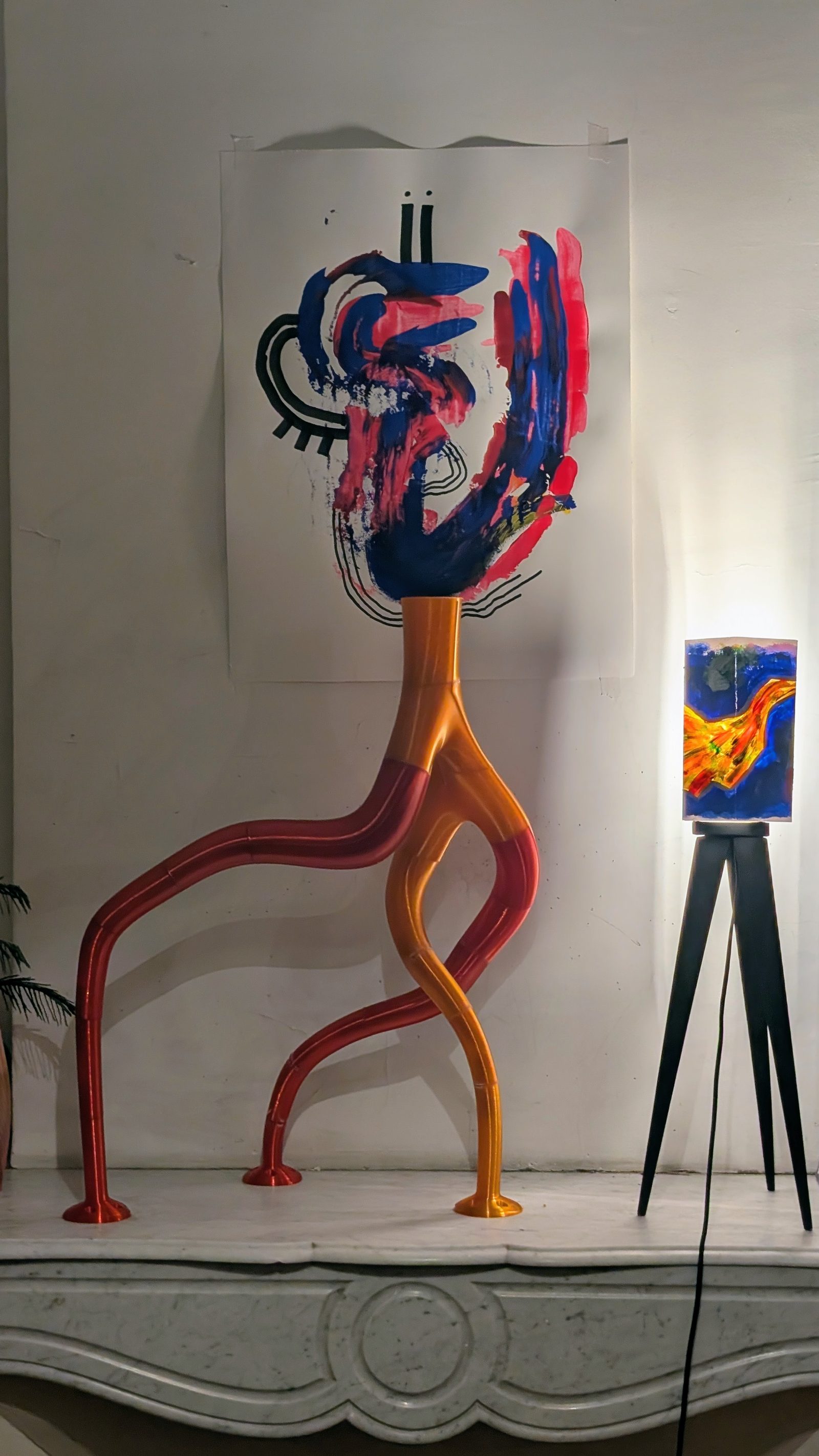 Sculptures — L'échelle : trois pieds, à hauteur d'un lampadaire